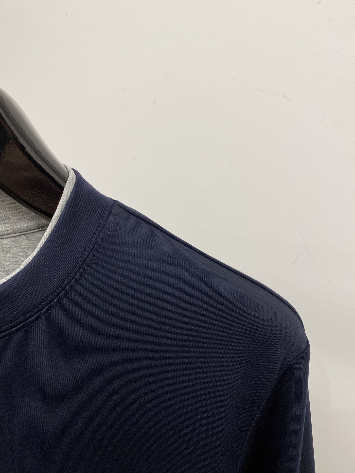 Brunello Cucinelli、2025新品长袖，帅气时尚，胸前精致刺绣图案logo，简约百搭款。