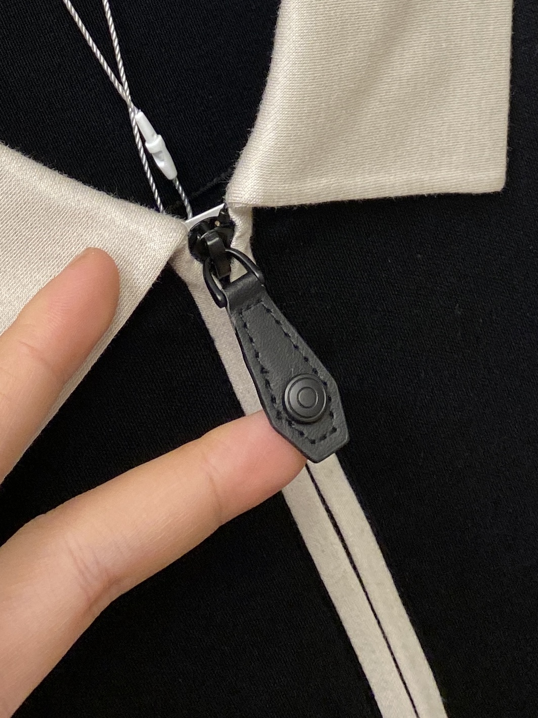 lP🆕、2025新品长袖，帅气时尚，胸前精致刺绣字母logo，简约百搭款。面料棉 不仅挺括，保持潮流的廓