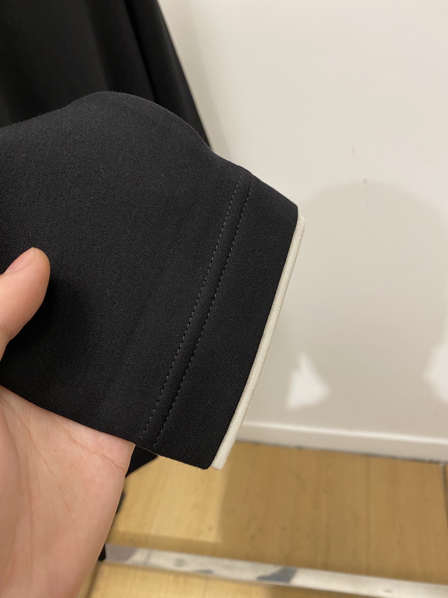 lP🆕、2025新品长袖，帅气时尚，胸前精致刺绣字母logo，简约百搭款。面料棉 不仅挺括，保持潮流的廓