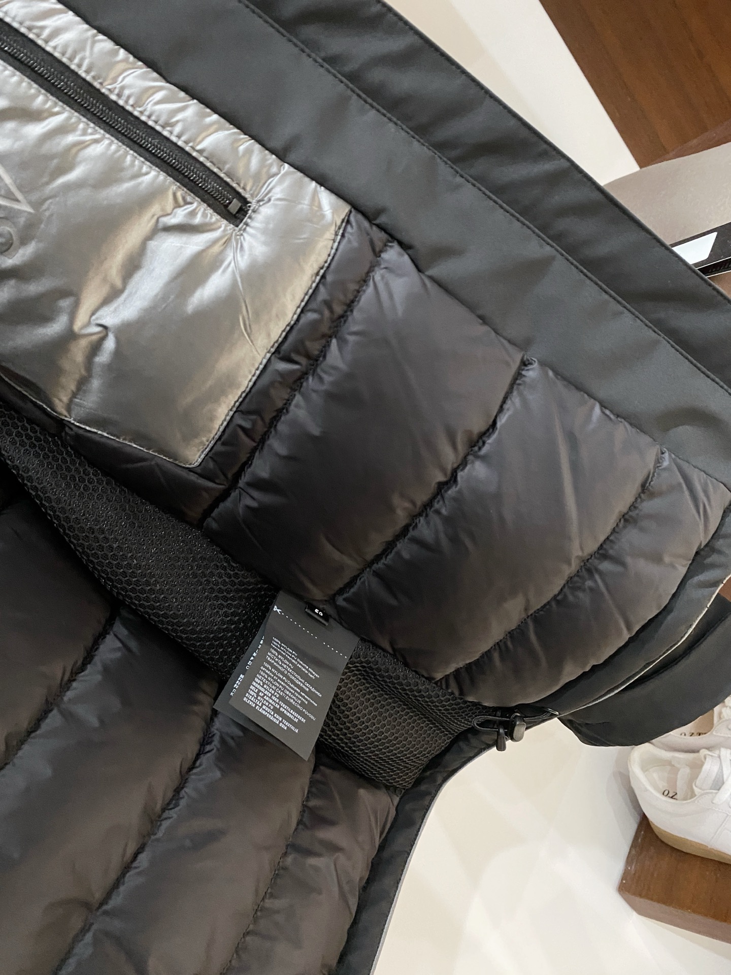 始祖鸟、2025最新款男士轻薄羽绒夹克、面料柔软舒适 ．上身版型超赞 ．拉链．辅料都是客供 、进口面料，