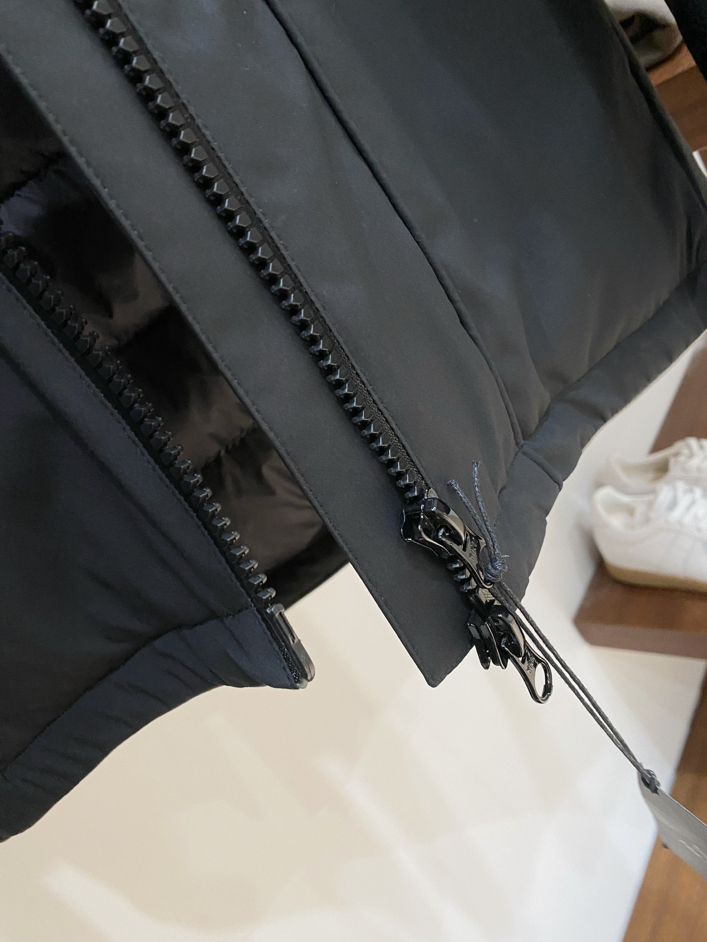 始祖鸟、2025最新款男士轻薄羽绒夹克、面料柔软舒适 ．上身版型超赞 ．拉链．辅料都是客供 、进口面料，