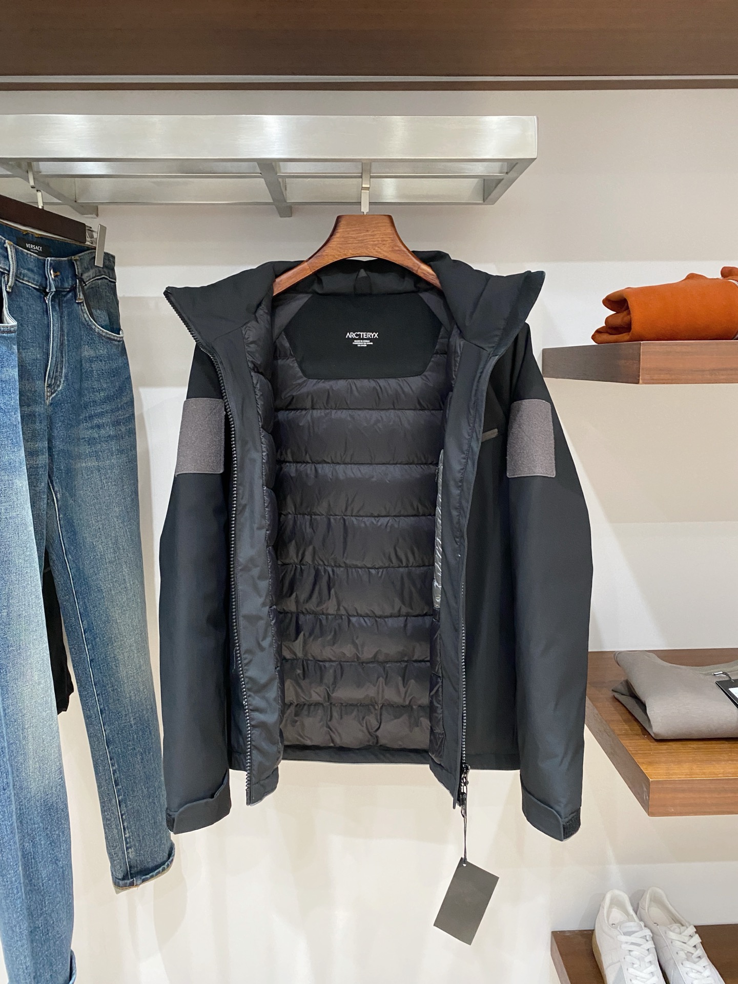 始祖鸟、2025最新款男士轻薄羽绒夹克、面料柔软舒适 ．上身版型超赞 ．拉链．辅料都是客供 、进口面料，