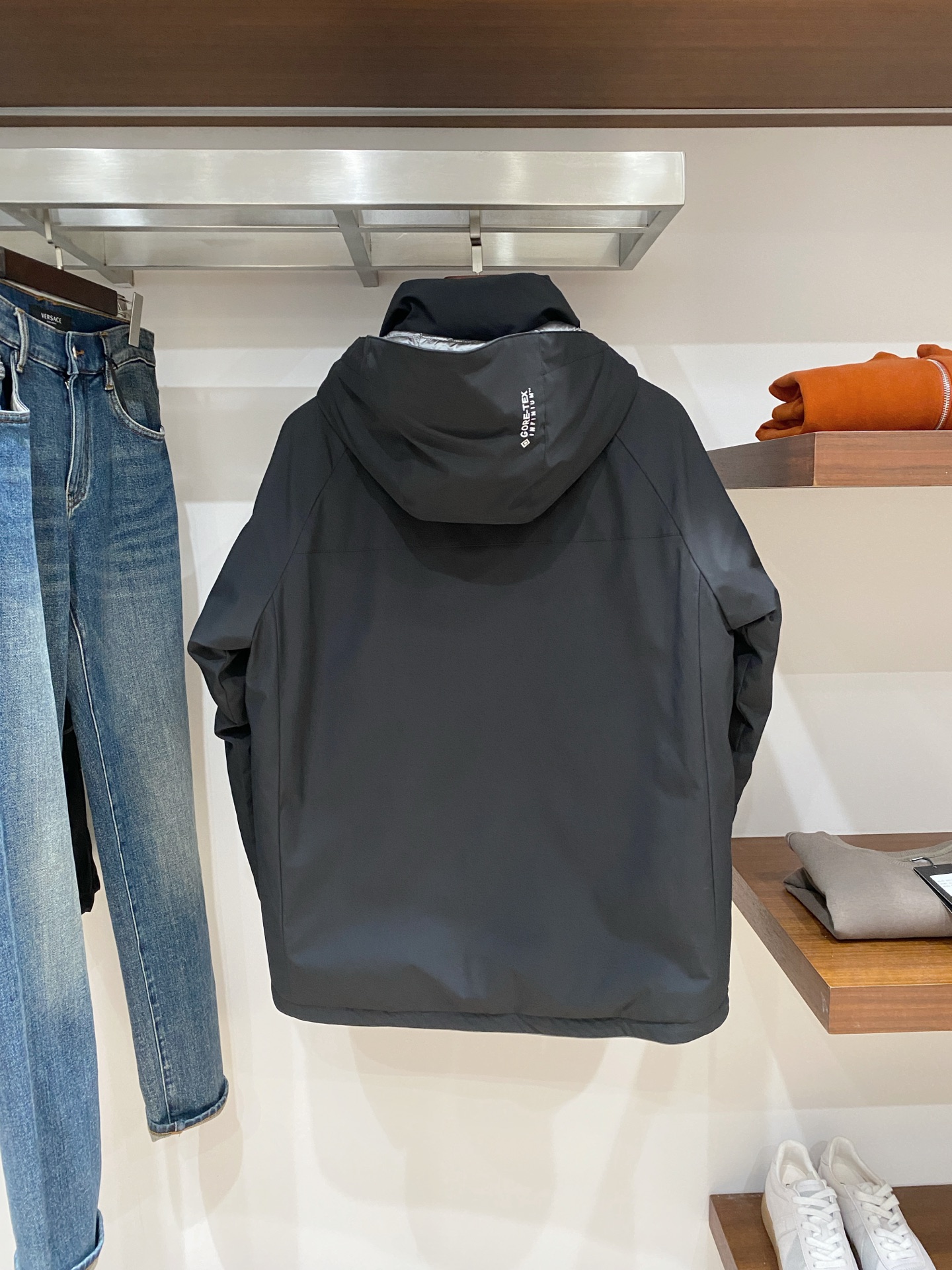 始祖鸟、2025最新款男士轻薄羽绒夹克、面料柔软舒适 ．上身版型超赞 ．拉链．辅料都是客供 、进口面料，