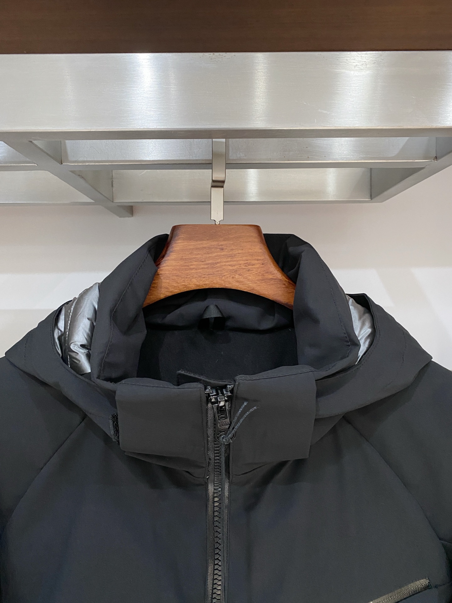 始祖鸟、2025最新款男士轻薄羽绒夹克、面料柔软舒适 ．上身版型超赞 ．拉链．辅料都是客供 、进口面料，