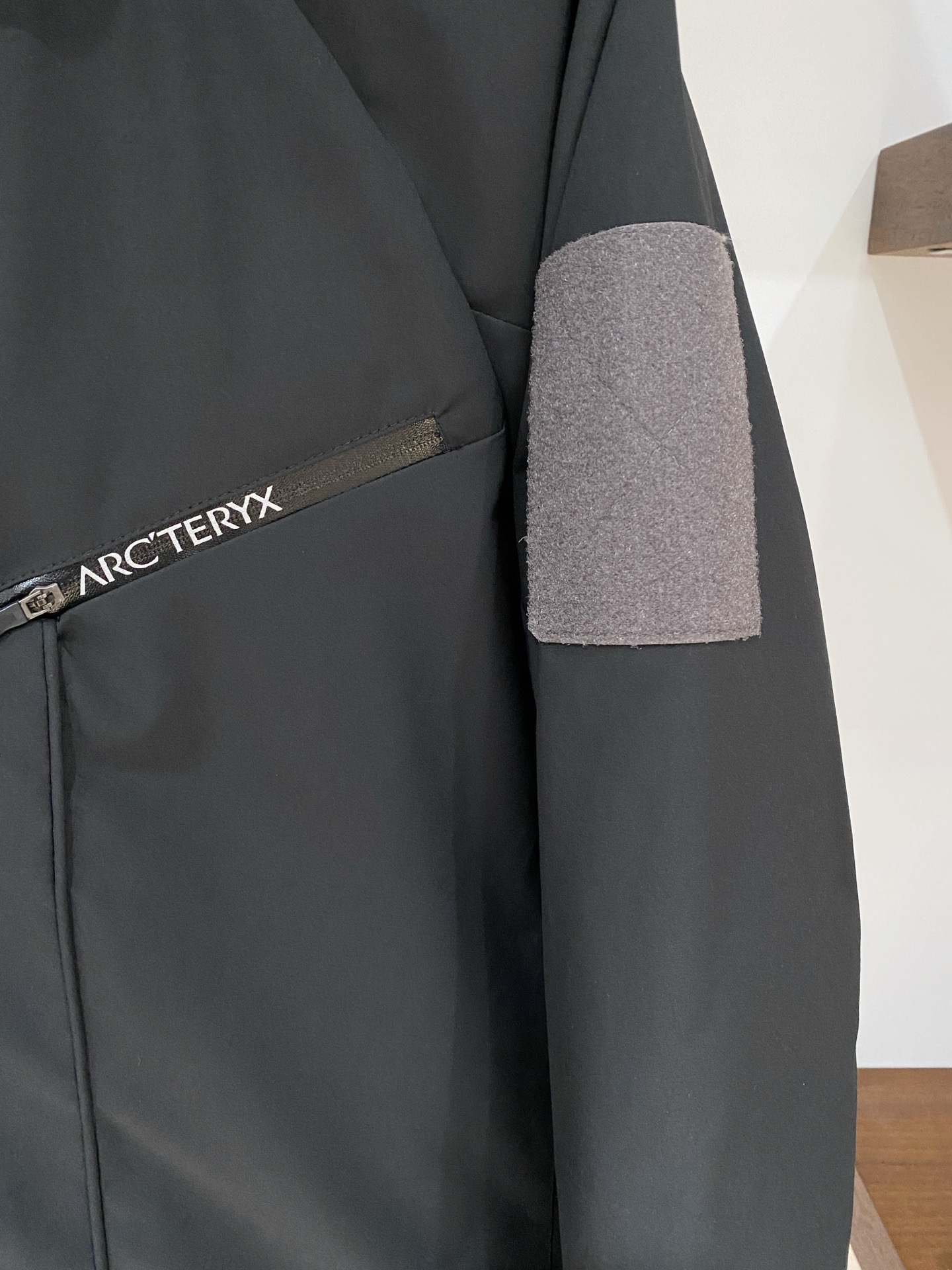 始祖鸟、2025最新款男士轻薄羽绒夹克、面料柔软舒适 ．上身版型超赞 ．拉链．辅料都是客供 、进口面料，