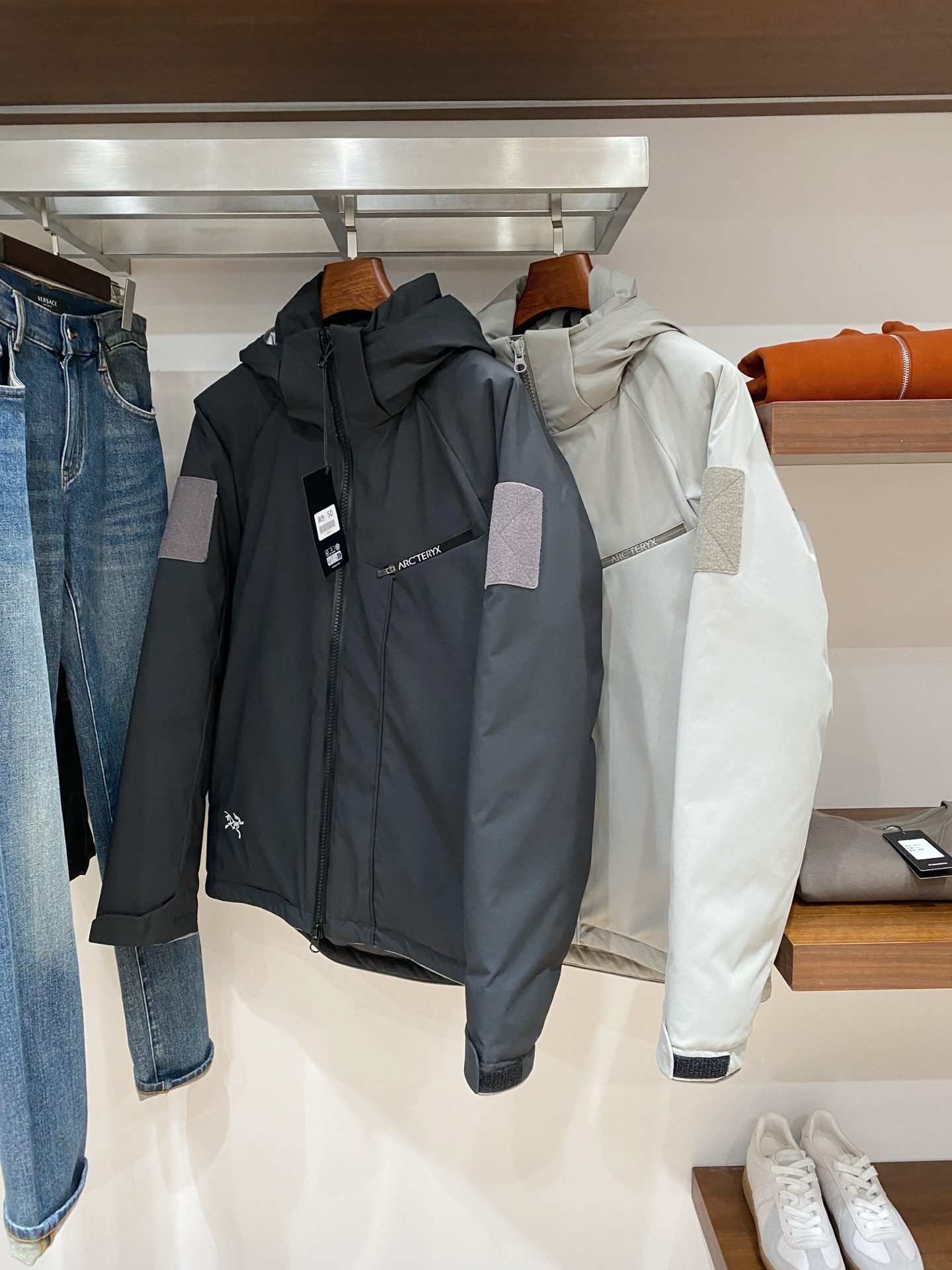 始祖鸟、2025最新款男士轻薄羽绒夹克、面料柔软舒适 ．上身版型超赞 ．拉链．辅料都是客供 、进口面料，