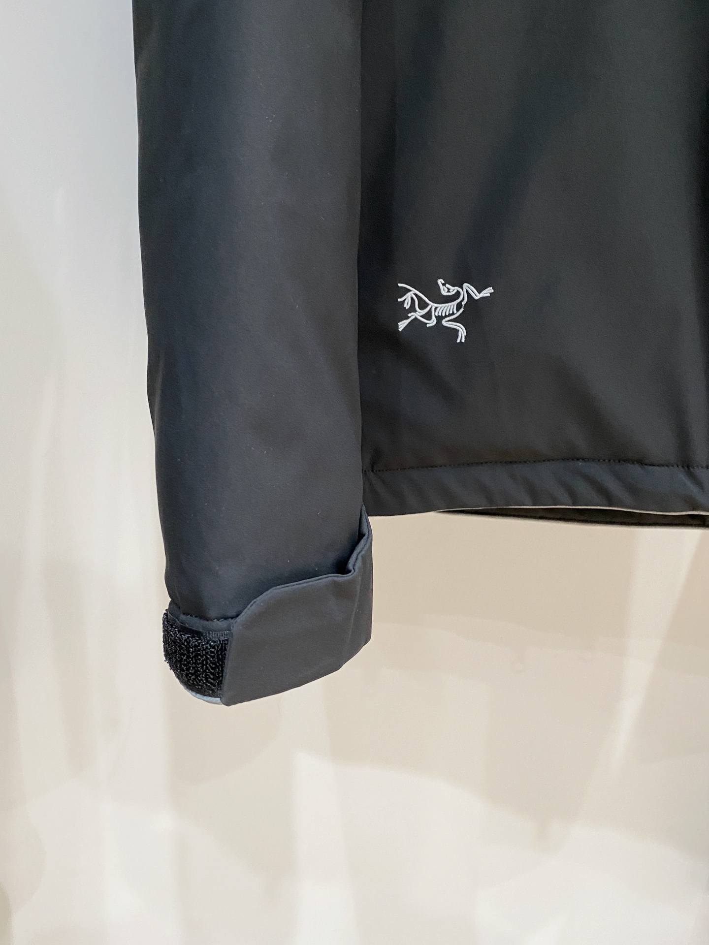 始祖鸟、2025最新款男士轻薄羽绒夹克、面料柔软舒适 ．上身版型超赞 ．拉链．辅料都是客供 、进口面料，