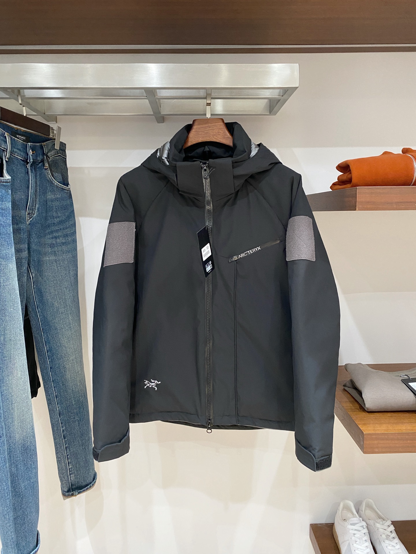 始祖鸟、2025最新款男士轻薄羽绒夹克、面料柔软舒适 ．上身版型超赞 ．拉链．辅料都是客供 、进口面料，