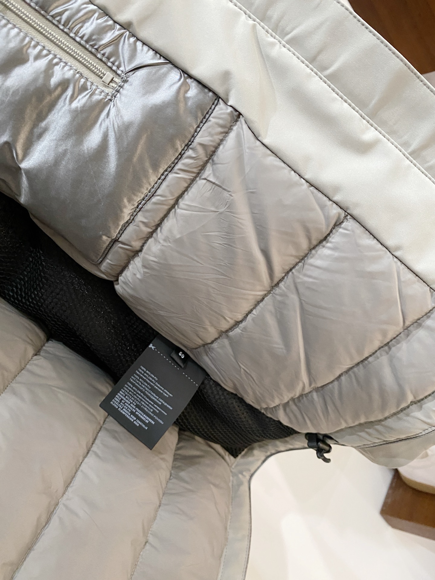 始祖鸟、2025最新款男士轻薄羽绒夹克、面料柔软舒适 ．上身版型超赞 ．拉链．辅料都是客供 、进口面料，