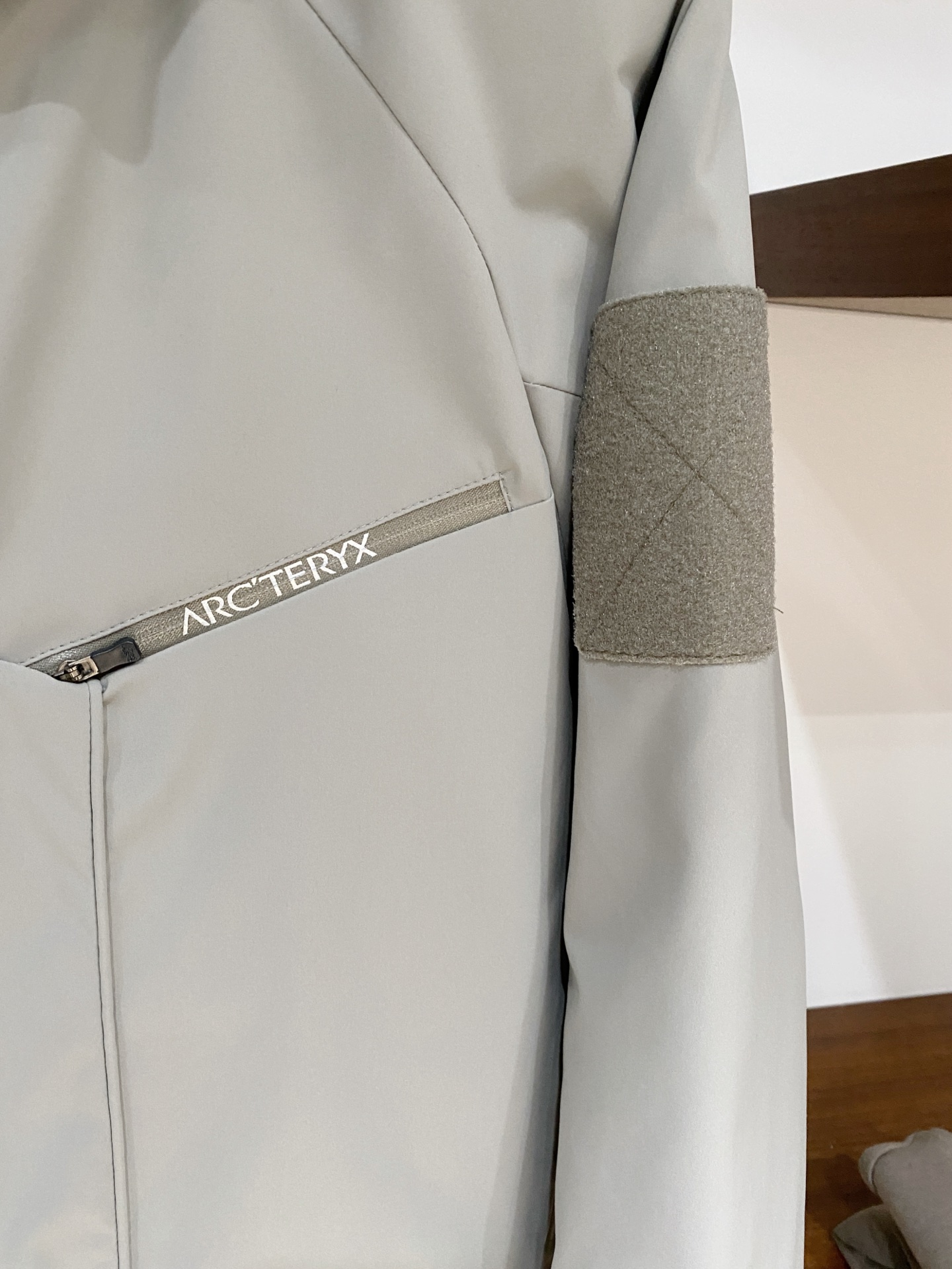 始祖鸟、2025最新款男士轻薄羽绒夹克、面料柔软舒适 ．上身版型超赞 ．拉链．辅料都是客供 、进口面料，