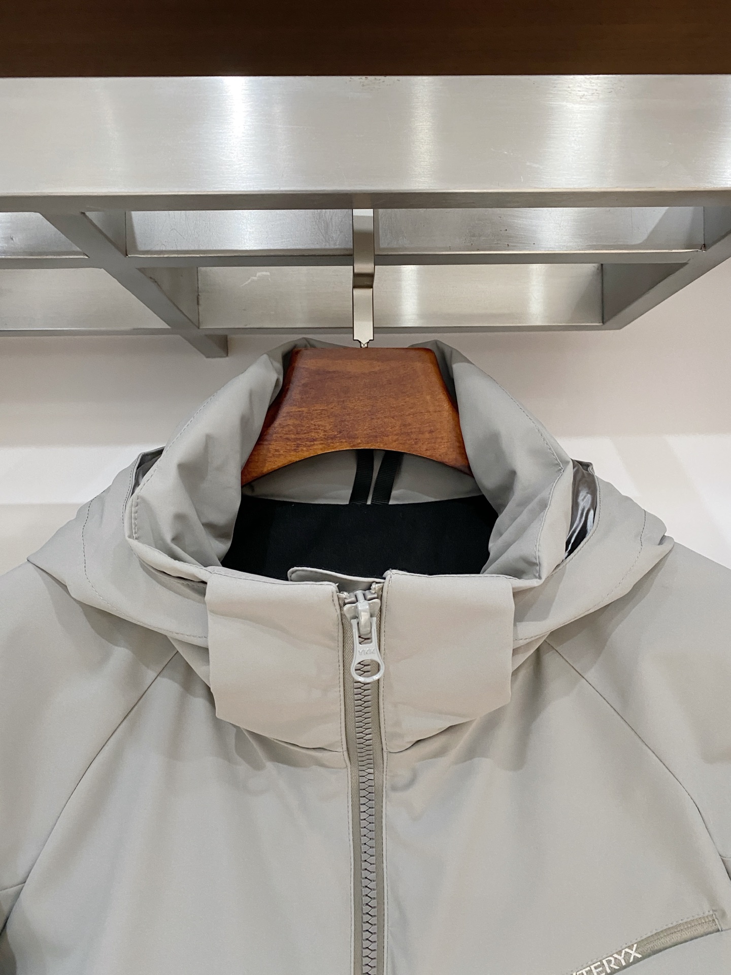 始祖鸟、2025最新款男士轻薄羽绒夹克、面料柔软舒适 ．上身版型超赞 ．拉链．辅料都是客供 、进口面料，