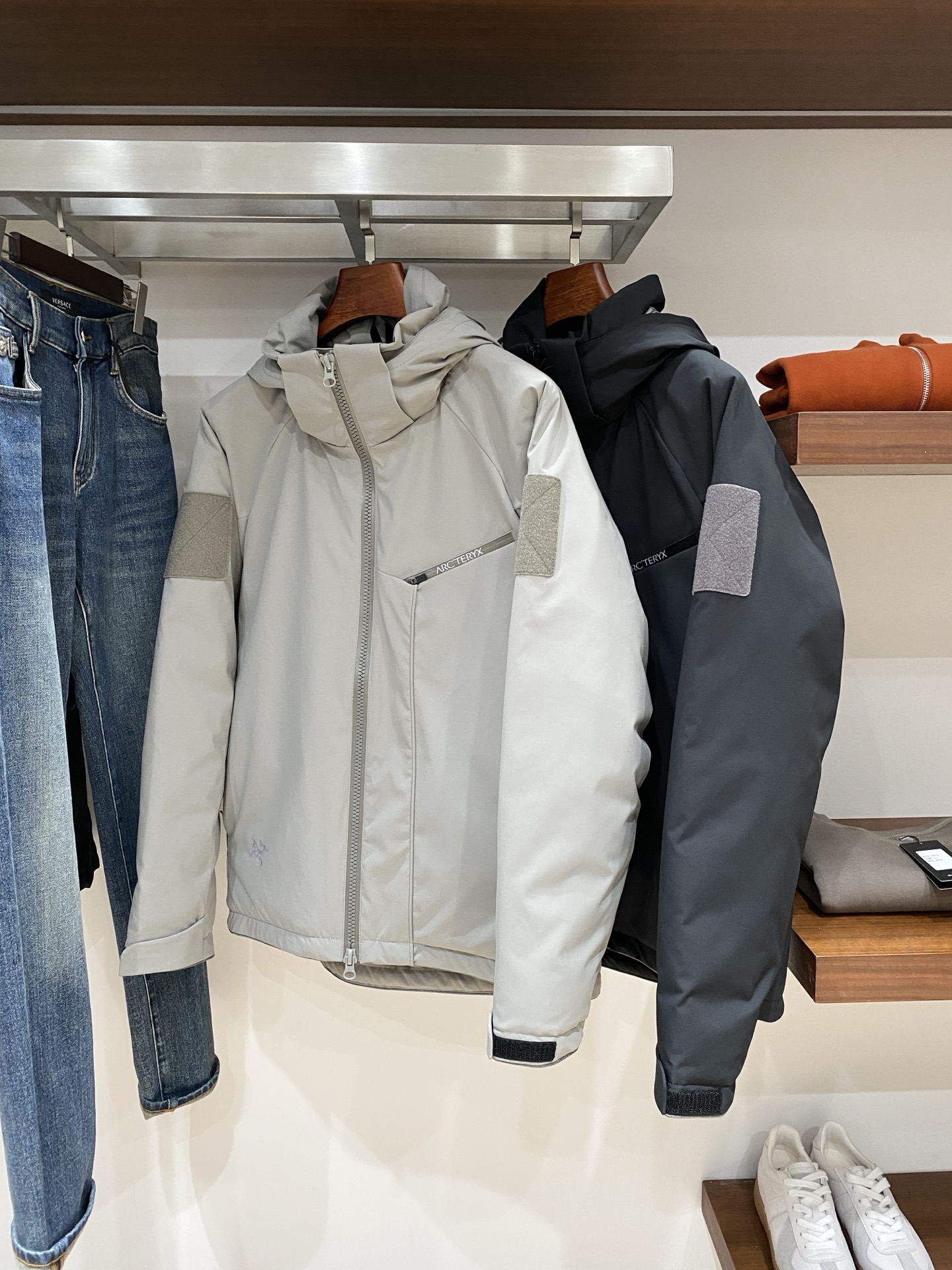 始祖鸟、2025最新款男士轻薄羽绒夹克、面料柔软舒适 ．上身版型超赞 ．拉链．辅料都是客供 、进口面料，