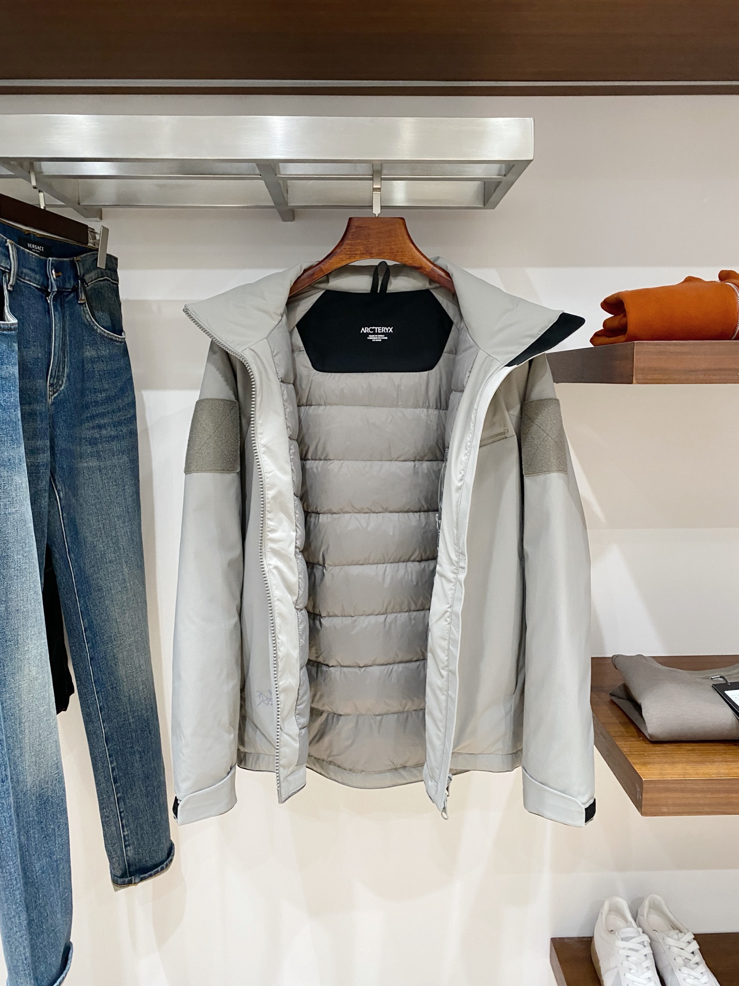 始祖鸟、2025最新款男士轻薄羽绒夹克、面料柔软舒适 ．上身版型超赞 ．拉链．辅料都是客供 、进口面料，