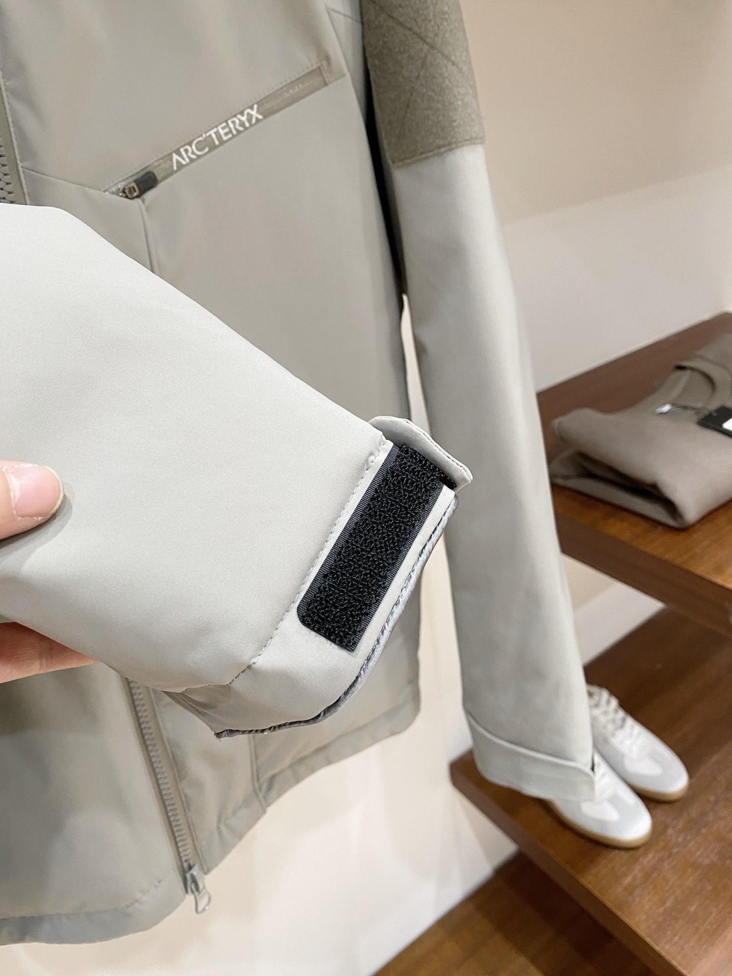 始祖鸟、2025最新款男士轻薄羽绒夹克、面料柔软舒适 ．上身版型超赞 ．拉链．辅料都是客供 、进口面料，