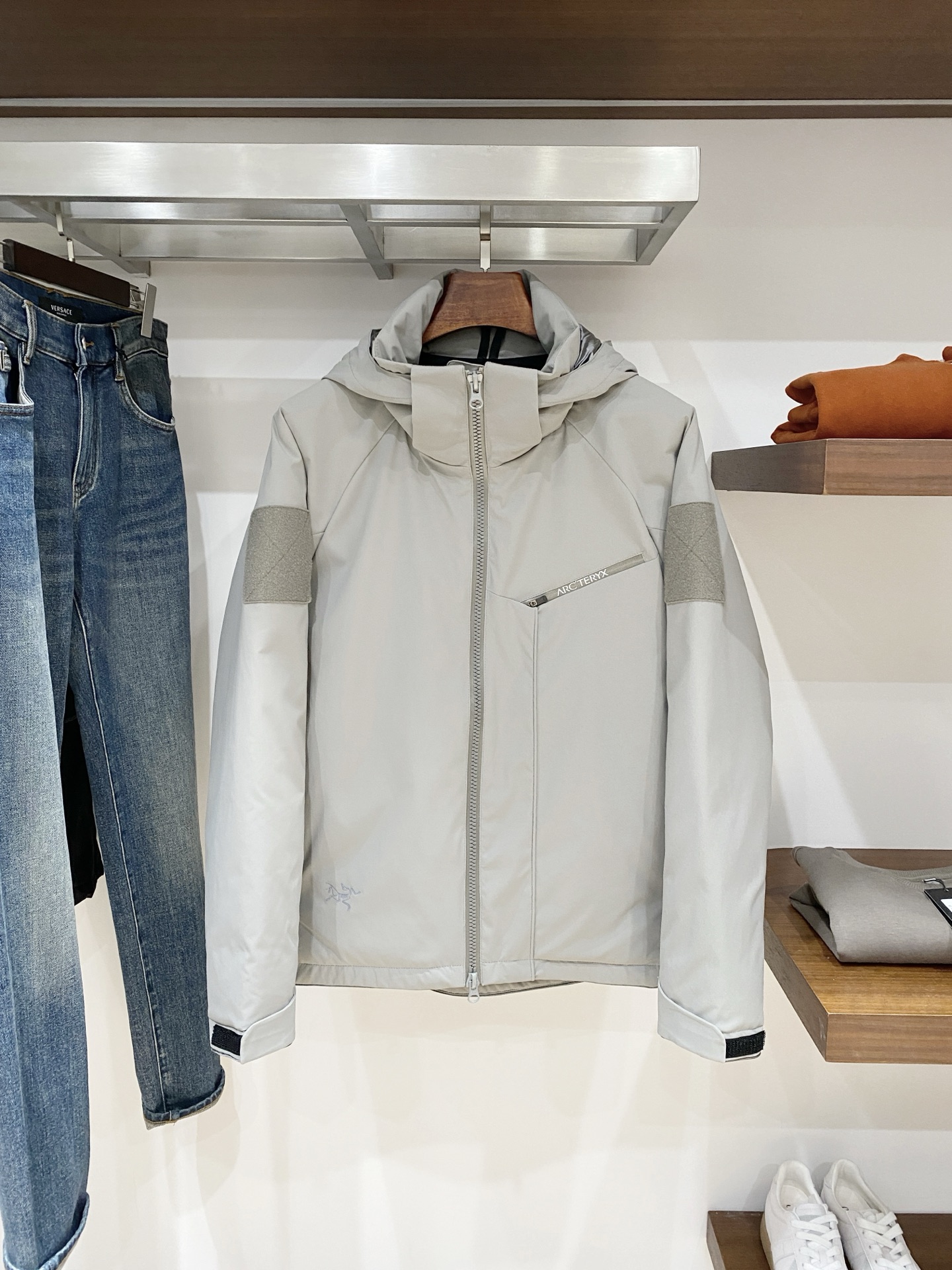 始祖鸟、2025最新款男士轻薄羽绒夹克、面料柔软舒适 ．上身版型超赞 ．拉链．辅料都是客供 、进口面料，