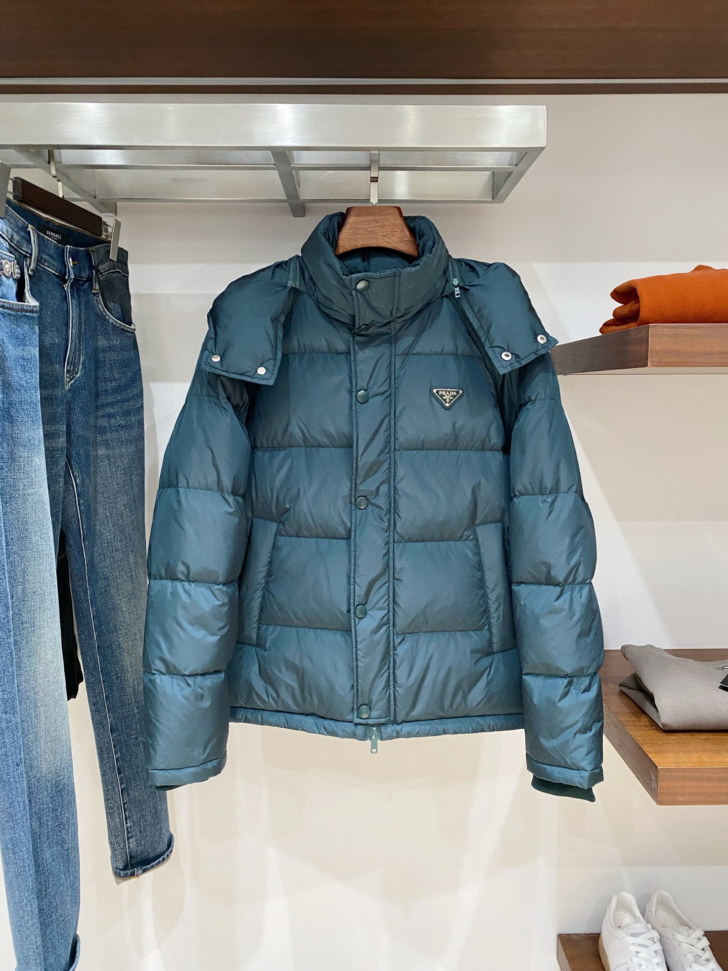 普拉达、2025最新款男士轻薄羽绒服、面料柔软舒适 ．上身版型超赞 ．拉链．辅料都是客供 、进口面料，轻