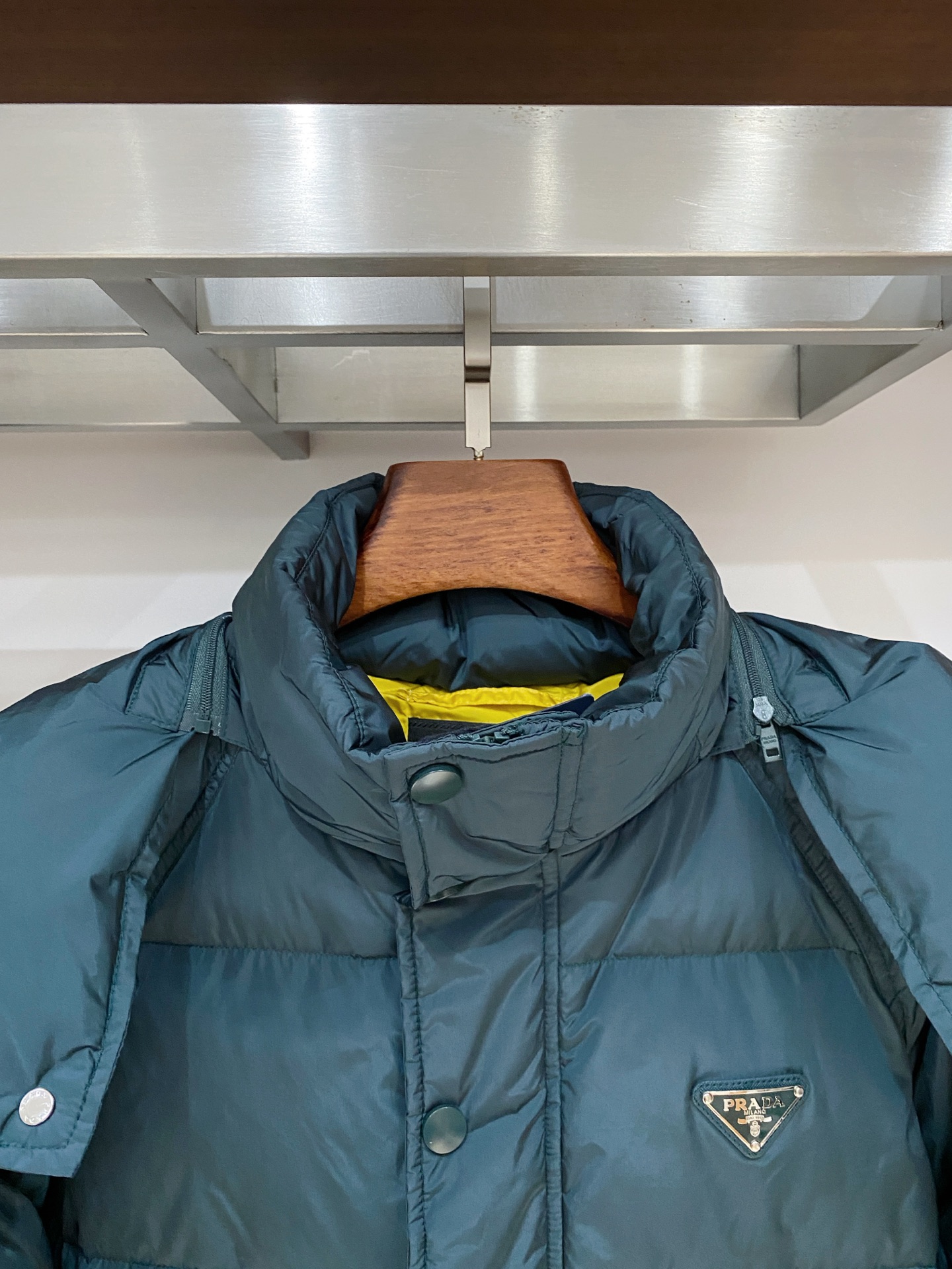 普拉达、2025最新款男士轻薄羽绒服、面料柔软舒适 ．上身版型超赞 ．拉链．辅料都是客供 、进口面料，轻