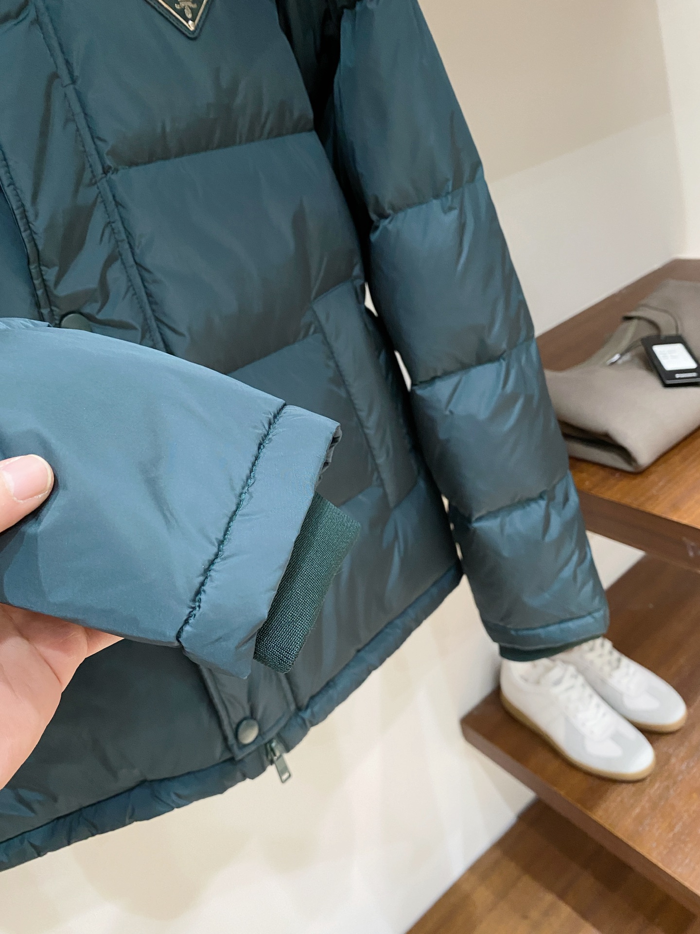 普拉达、2025最新款男士轻薄羽绒服、面料柔软舒适 ．上身版型超赞 ．拉链．辅料都是客供 、进口面料，轻