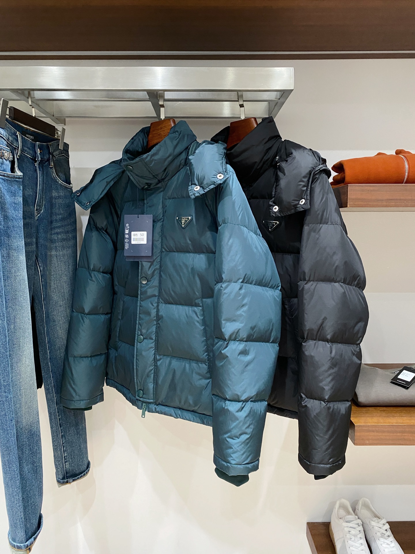 普拉达、2025最新款男士轻薄羽绒服、面料柔软舒适 ．上身版型超赞 ．拉链．辅料都是客供 、进口面料，轻