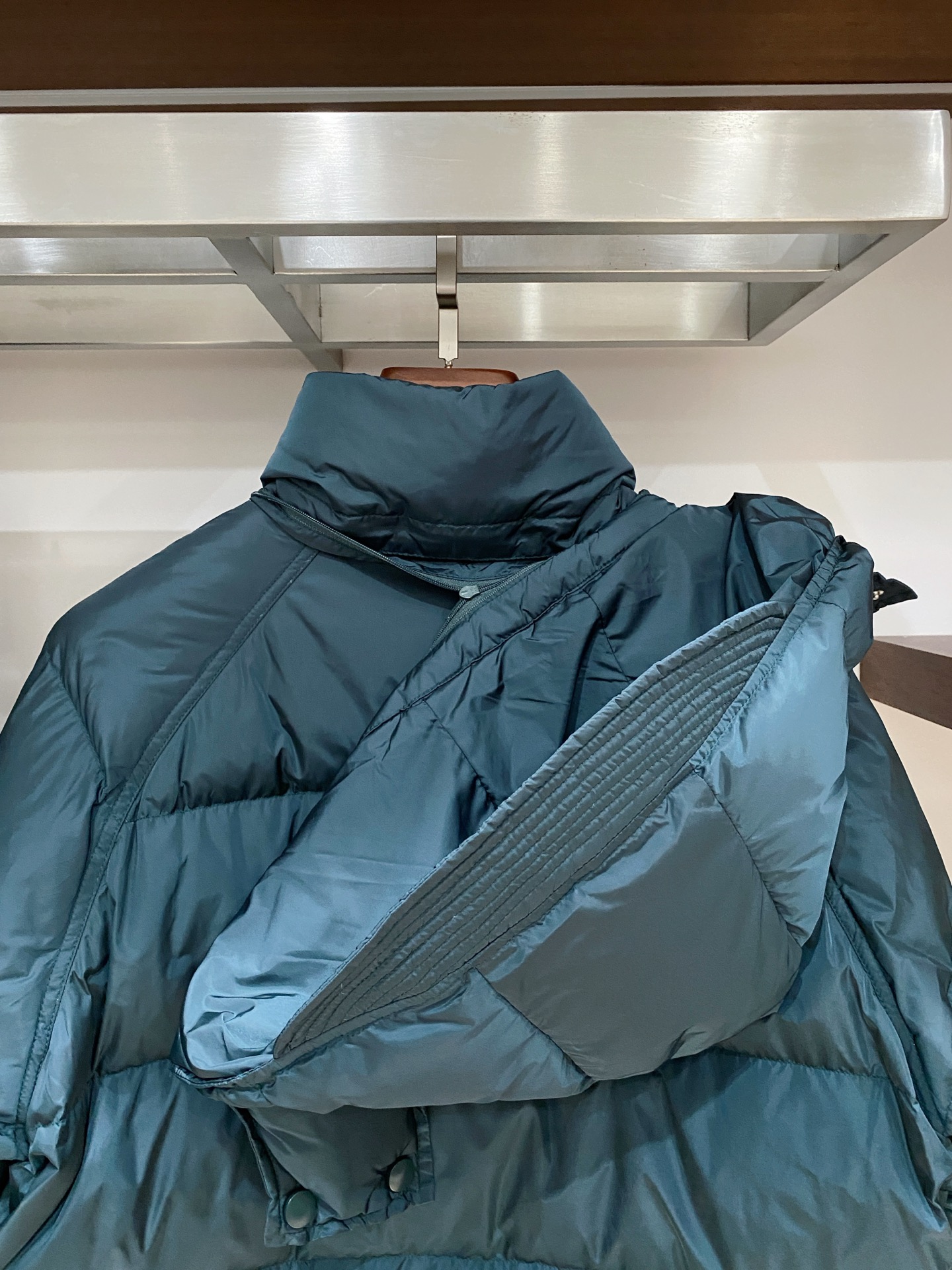 普拉达、2025最新款男士轻薄羽绒服、面料柔软舒适 ．上身版型超赞 ．拉链．辅料都是客供 、进口面料，轻