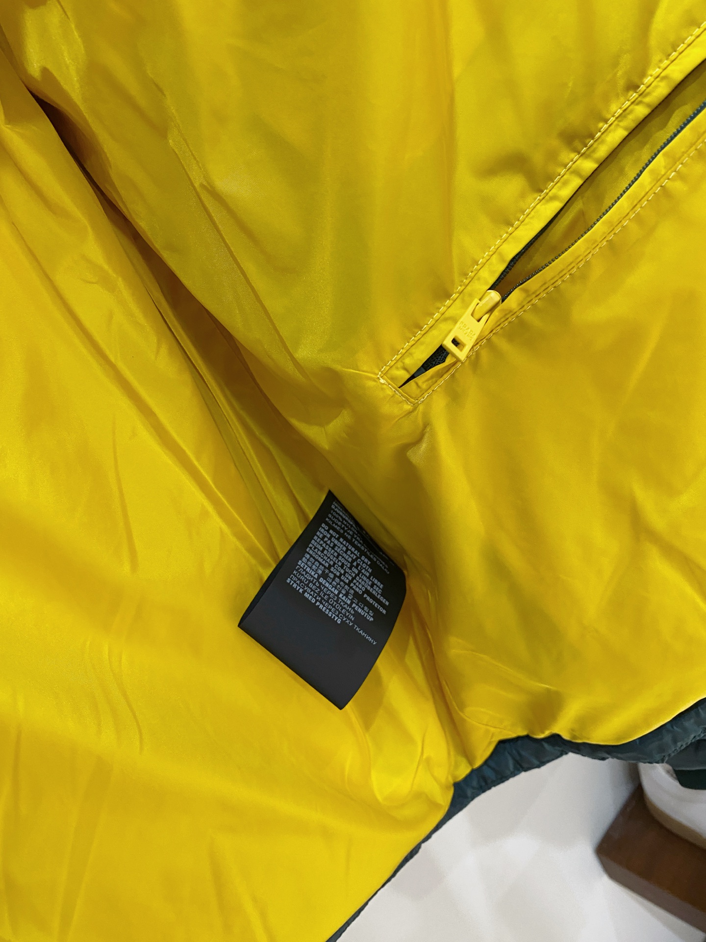 普拉达、2025最新款男士轻薄羽绒服、面料柔软舒适 ．上身版型超赞 ．拉链．辅料都是客供 、进口面料，轻