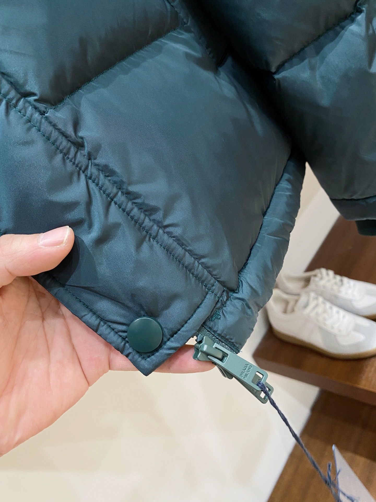 普拉达、2025最新款男士轻薄羽绒服、面料柔软舒适 ．上身版型超赞 ．拉链．辅料都是客供 、进口面料，轻