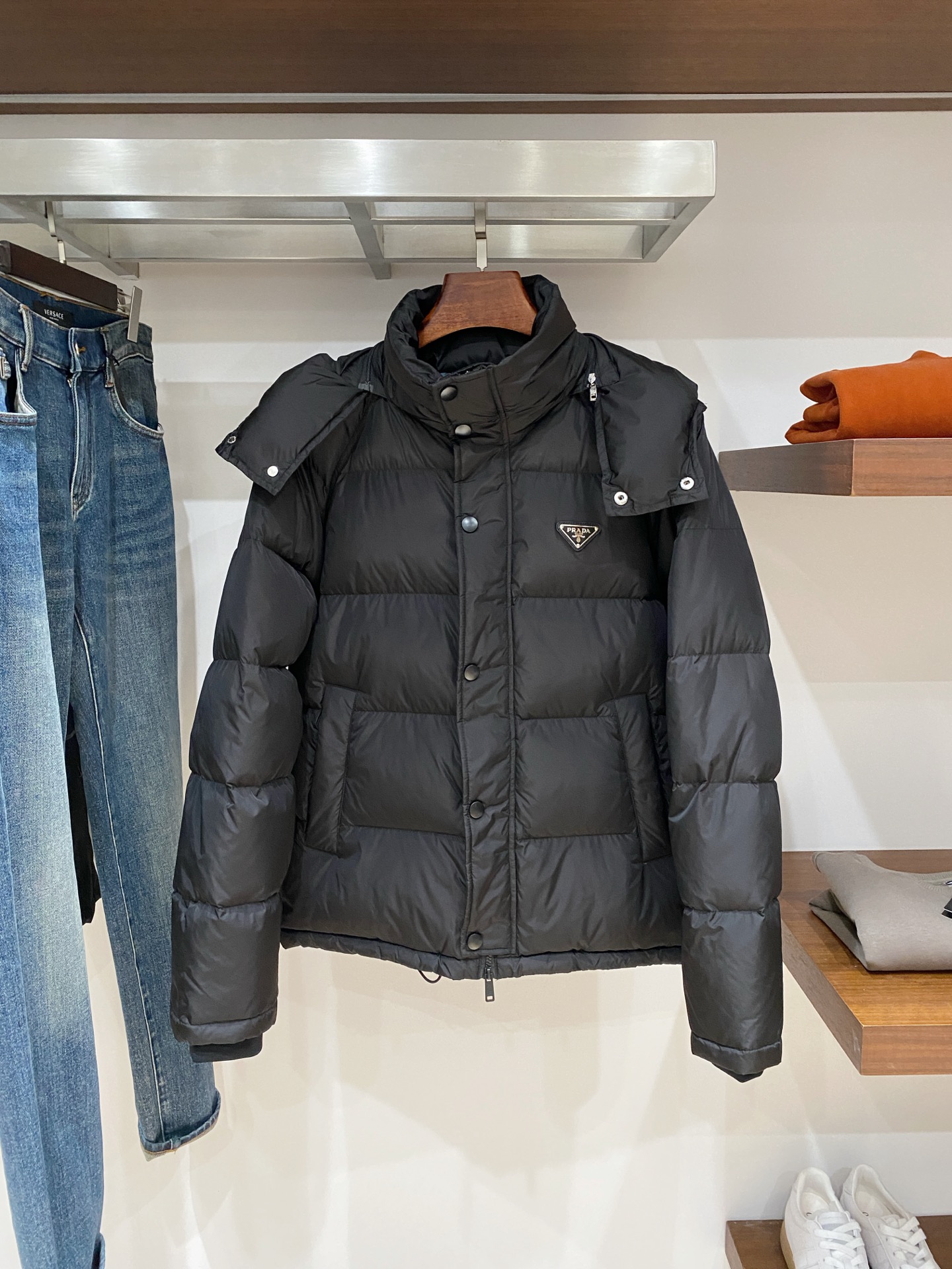 普拉达、2025最新款男士轻薄羽绒服、面料柔软舒适 ．上身版型超赞 ．拉链．辅料都是客供 、进口面料，轻