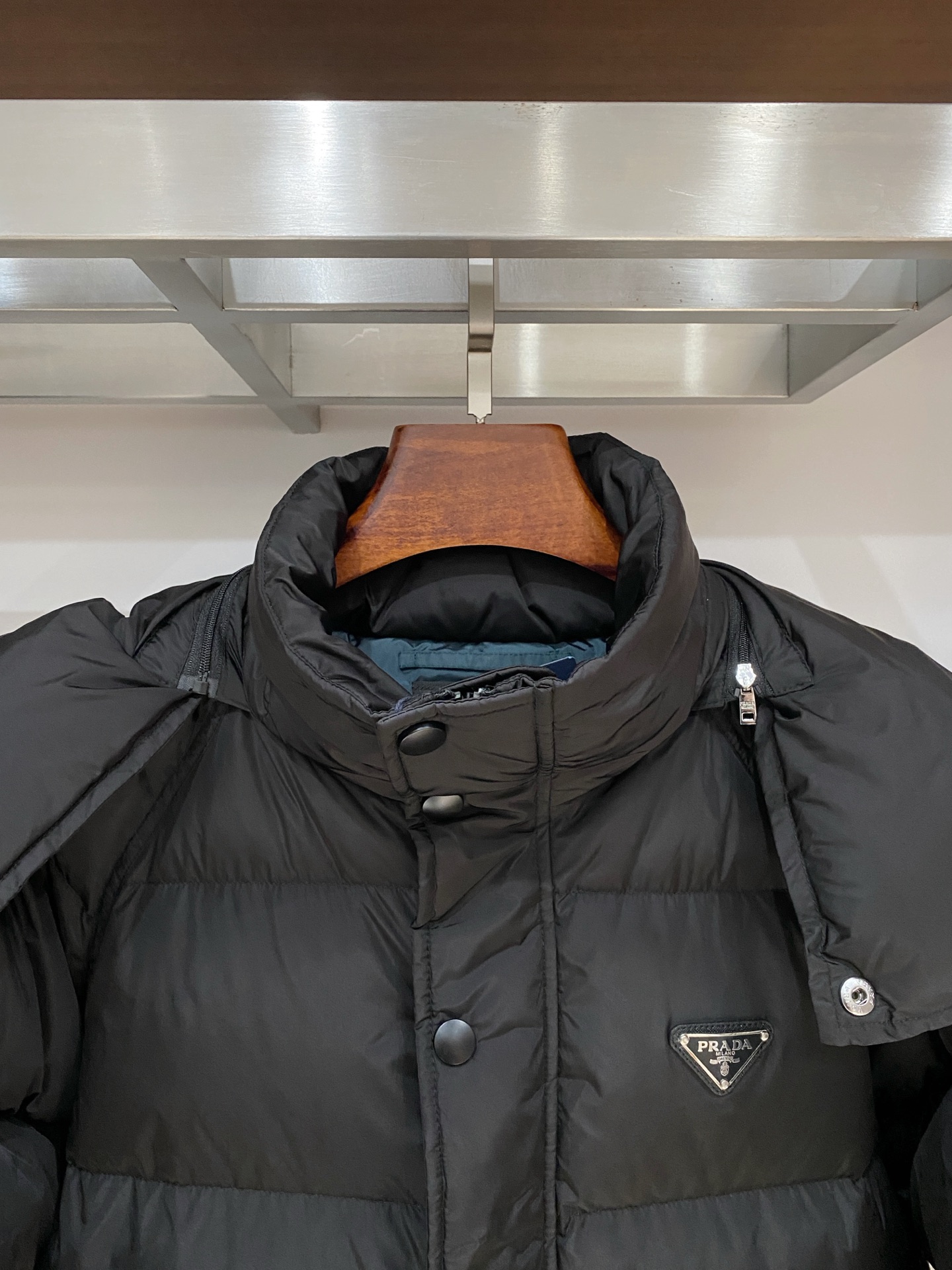 普拉达、2025最新款男士轻薄羽绒服、面料柔软舒适 ．上身版型超赞 ．拉链．辅料都是客供 、进口面料，轻