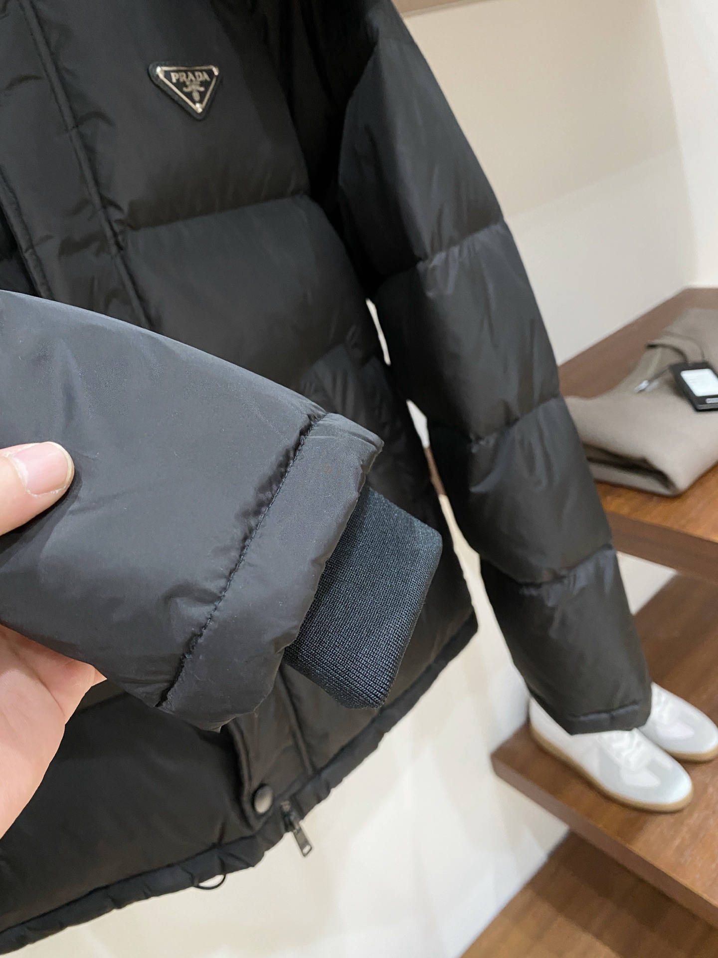 普拉达、2025最新款男士轻薄羽绒服、面料柔软舒适 ．上身版型超赞 ．拉链．辅料都是客供 、进口面料，轻