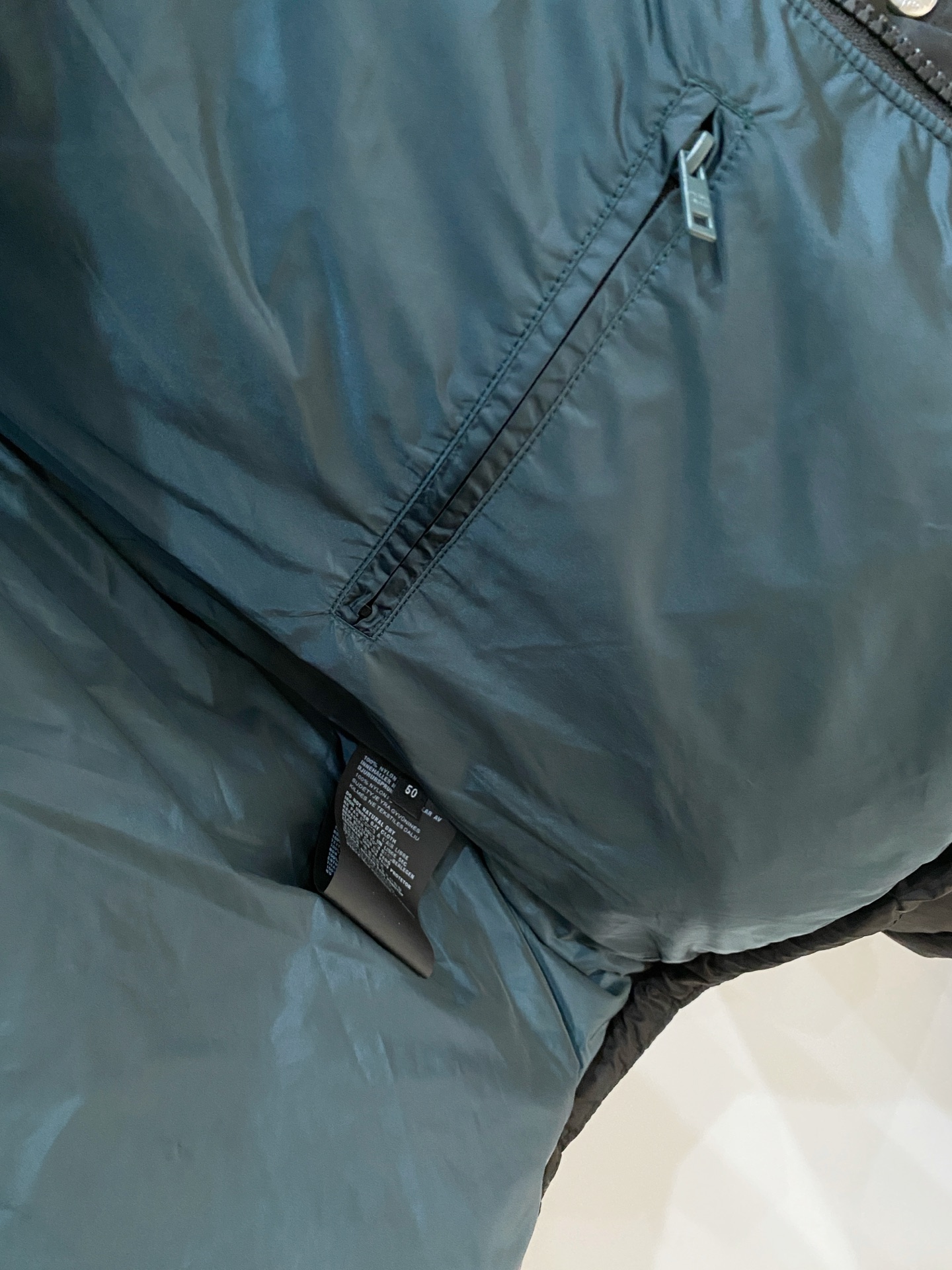 普拉达、2025最新款男士轻薄羽绒服、面料柔软舒适 ．上身版型超赞 ．拉链．辅料都是客供 、进口面料，轻