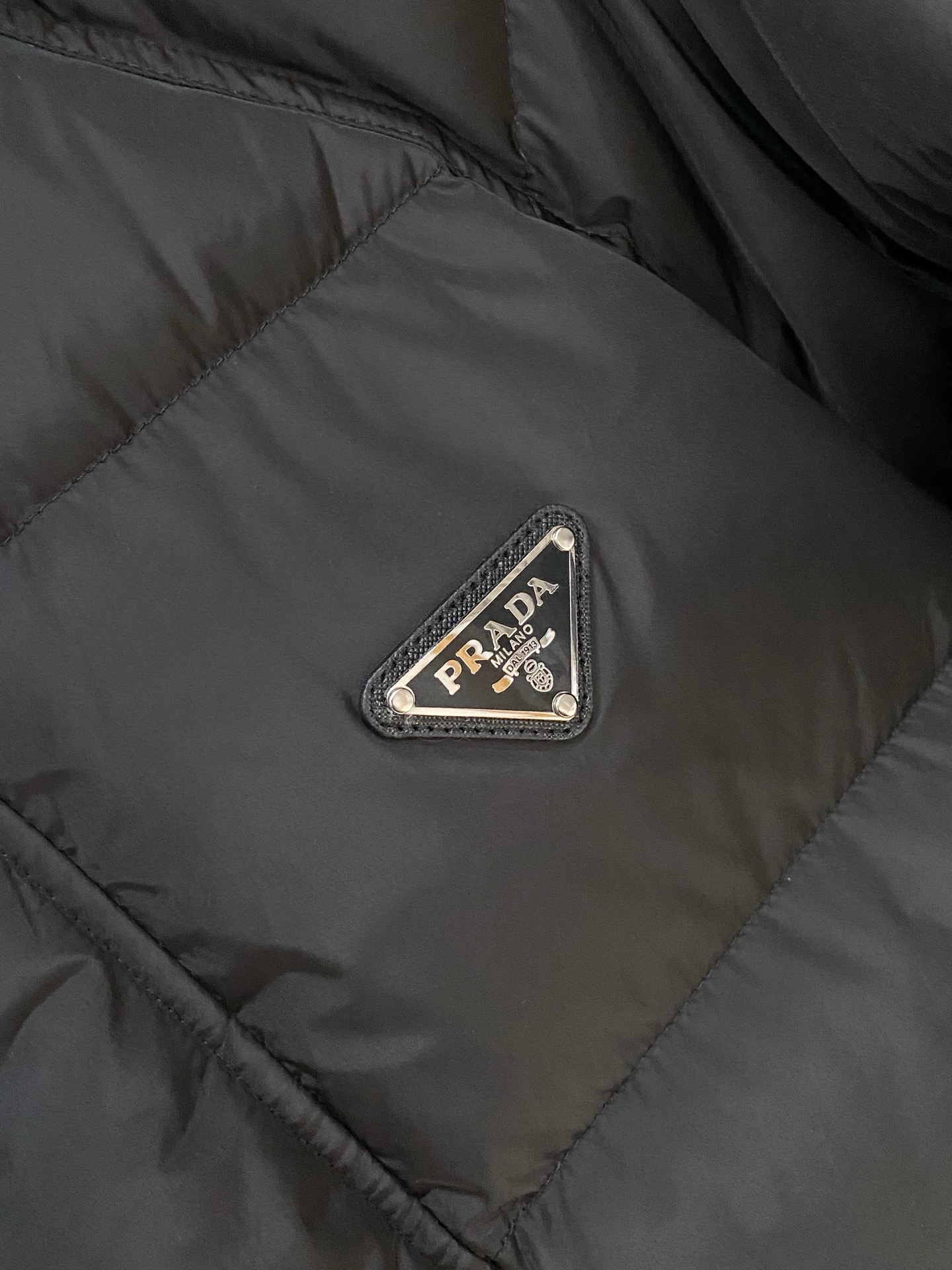 普拉达、2025最新款男士轻薄羽绒服、面料柔软舒适 ．上身版型超赞 ．拉链．辅料都是客供 、进口面料，轻