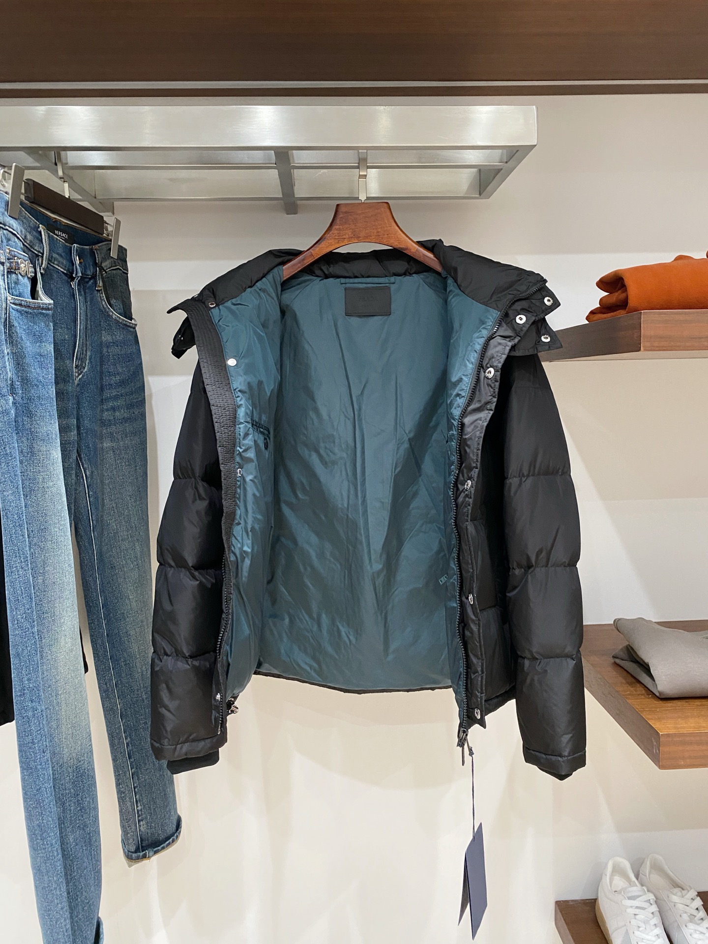 普拉达、2025最新款男士轻薄羽绒服、面料柔软舒适 ．上身版型超赞 ．拉链．辅料都是客供 、进口面料，轻