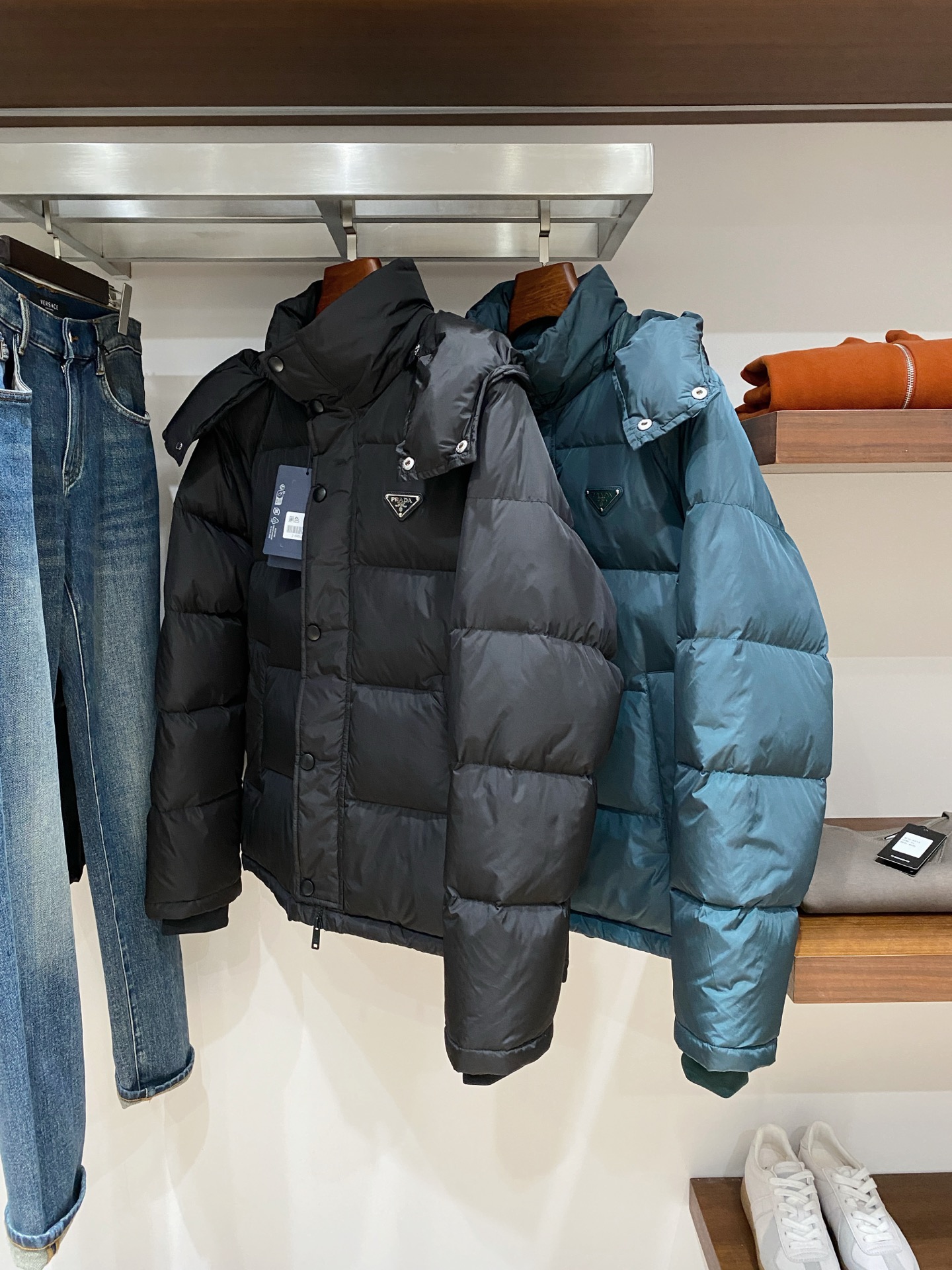 普拉达、2025最新款男士轻薄羽绒服、面料柔软舒适 ．上身版型超赞 ．拉链．辅料都是客供 、进口面料，轻