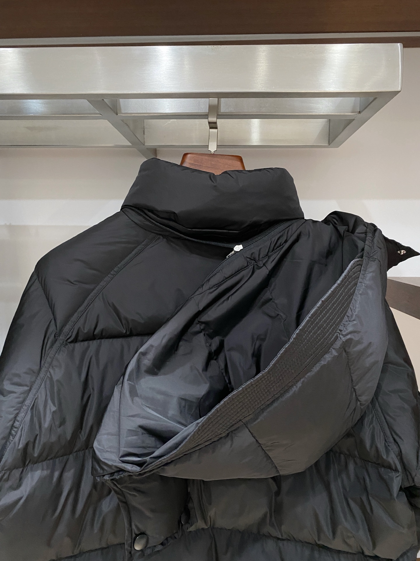 普拉达、2025最新款男士轻薄羽绒服、面料柔软舒适 ．上身版型超赞 ．拉链．辅料都是客供 、进口面料，轻