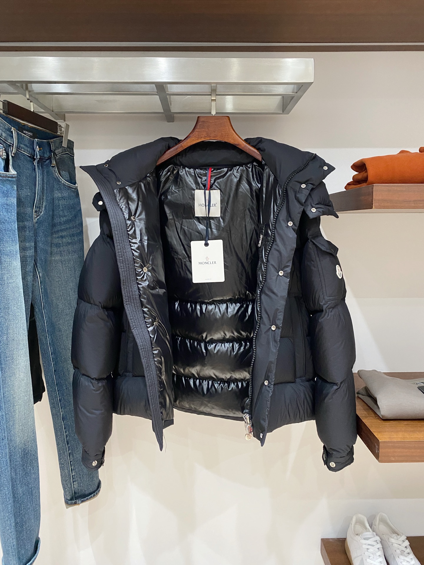 蒙口、2025最新款男士轻薄羽绒服、面料柔软舒适 ．上身版型超赞 ．拉链．辅料都是客供 、进口面料，轻便