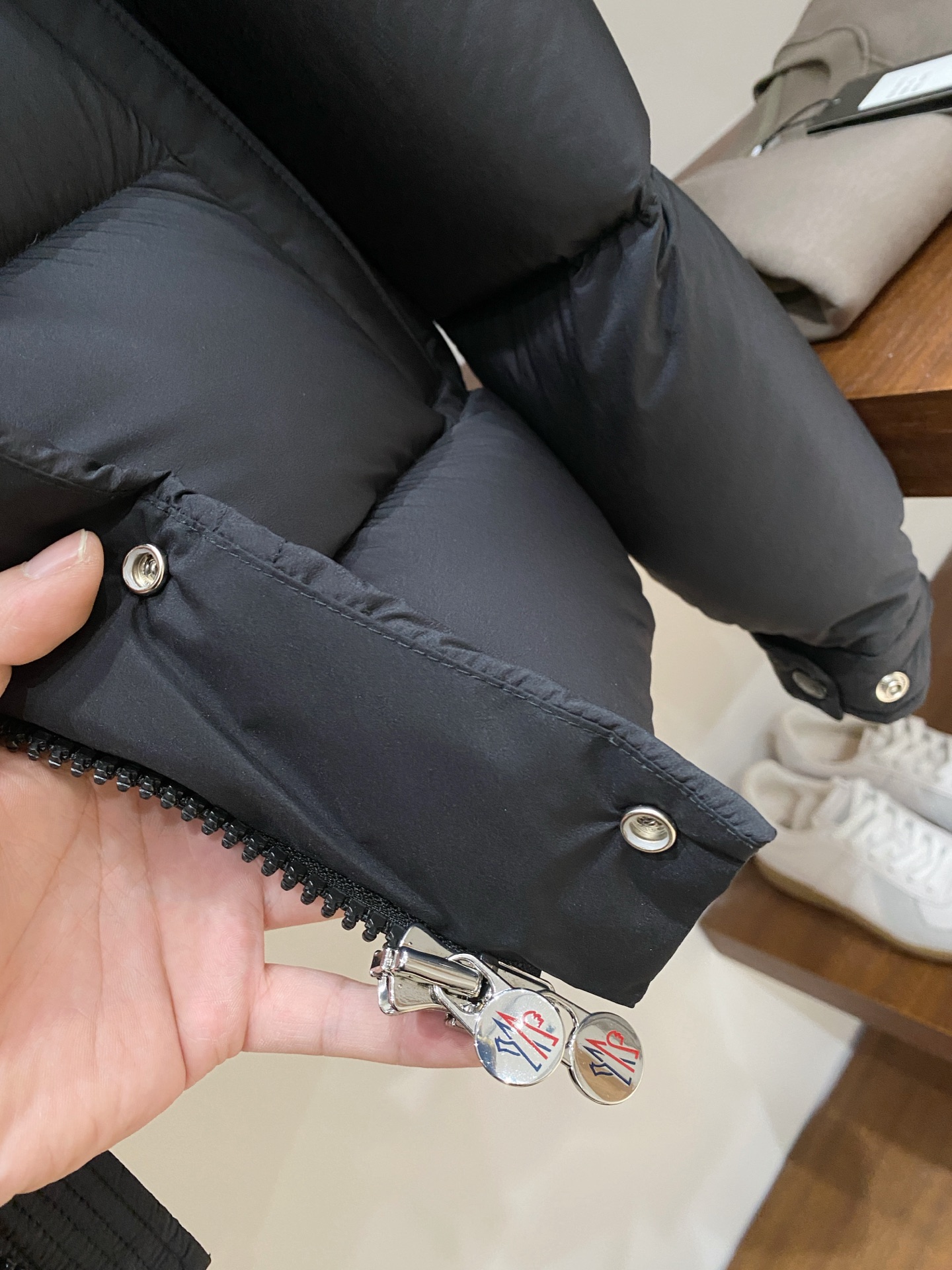 蒙口、2025最新款男士轻薄羽绒服、面料柔软舒适 ．上身版型超赞 ．拉链．辅料都是客供 、进口面料，轻便