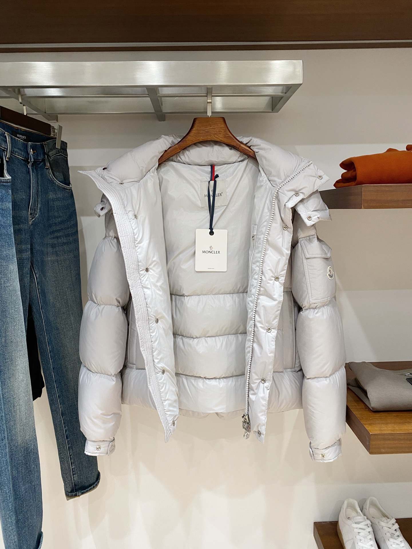 蒙口、2025最新款男士轻薄羽绒服、面料柔软舒适 ．上身版型超赞 ．拉链．辅料都是客供 、进口面料，轻便