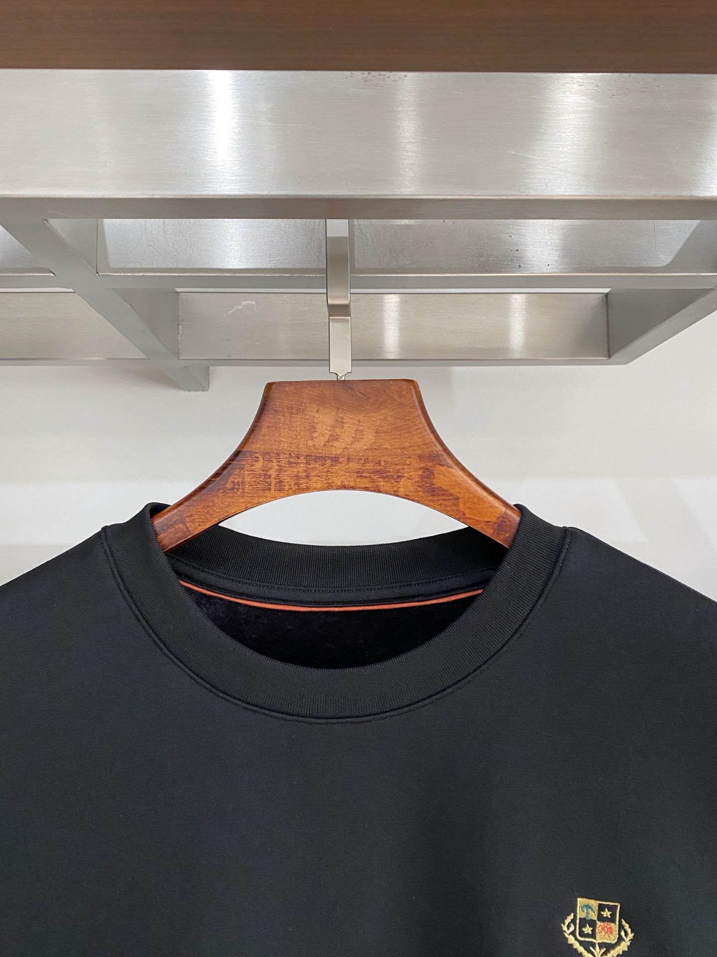 lP🆕、2025新品加绒卫衣，时尚帅气，简约百搭款，胸前精致刺绣图案字母logo，定制原版面料，不仅挺括