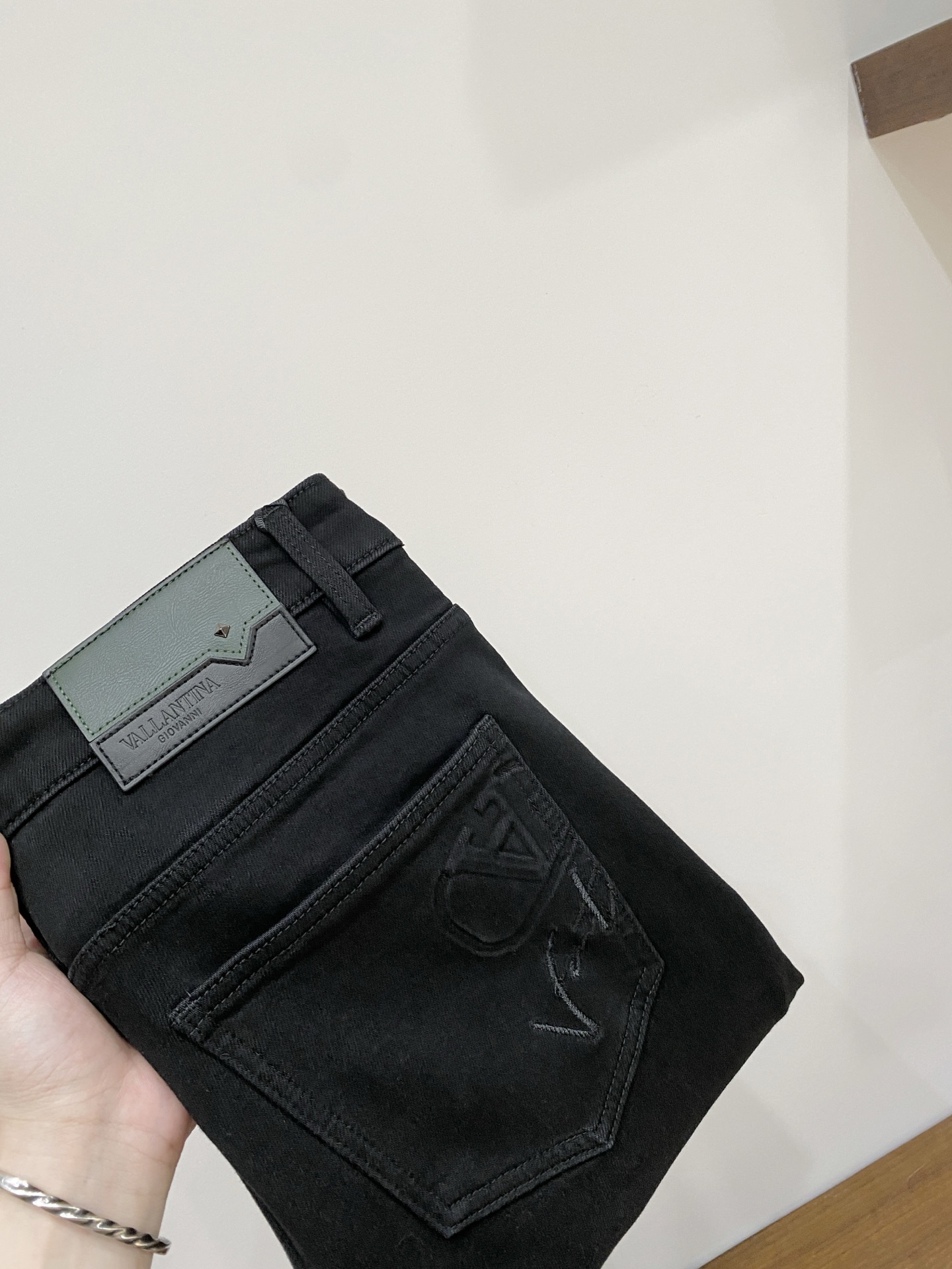 华伦天奴、 2025最新品，专柜同步有售，原单狠货，水洗休闲牛仔裤，进口原版水洗弹力面料，舒适有弹性，原