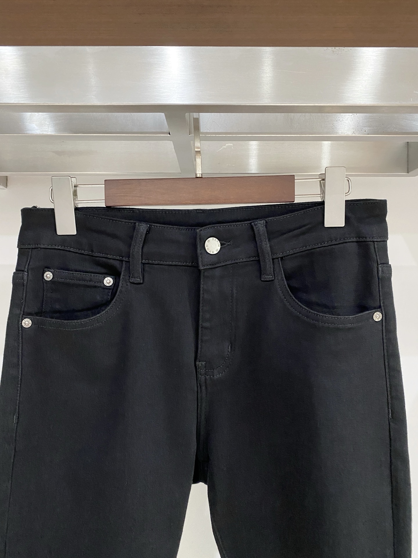 普拉达、 2025最新品，专柜同步有售，原单狠货，水洗休闲牛仔裤，进口原版水洗弹力面料，舒适有弹性，原版