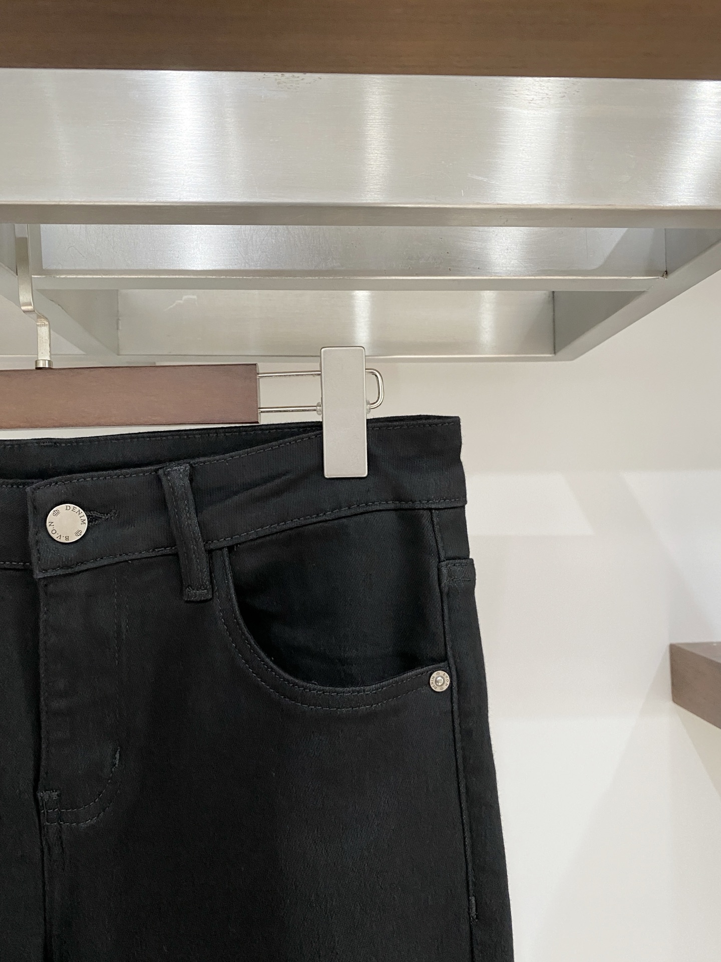 普拉达、 2025最新品，专柜同步有售，原单狠货，水洗休闲牛仔裤，进口原版水洗弹力面料，舒适有弹性，原版