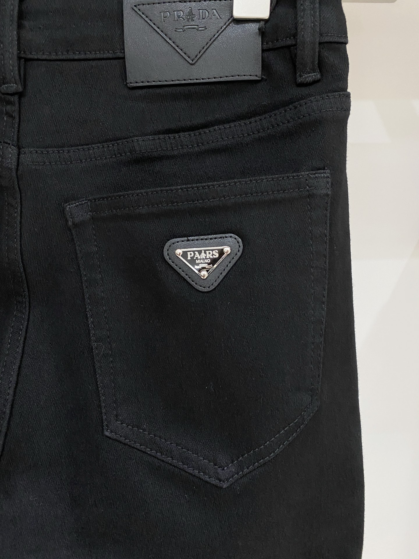 普拉达、 2025最新品，专柜同步有售，原单狠货，水洗休闲牛仔裤，进口原版水洗弹力面料，舒适有弹性，原版