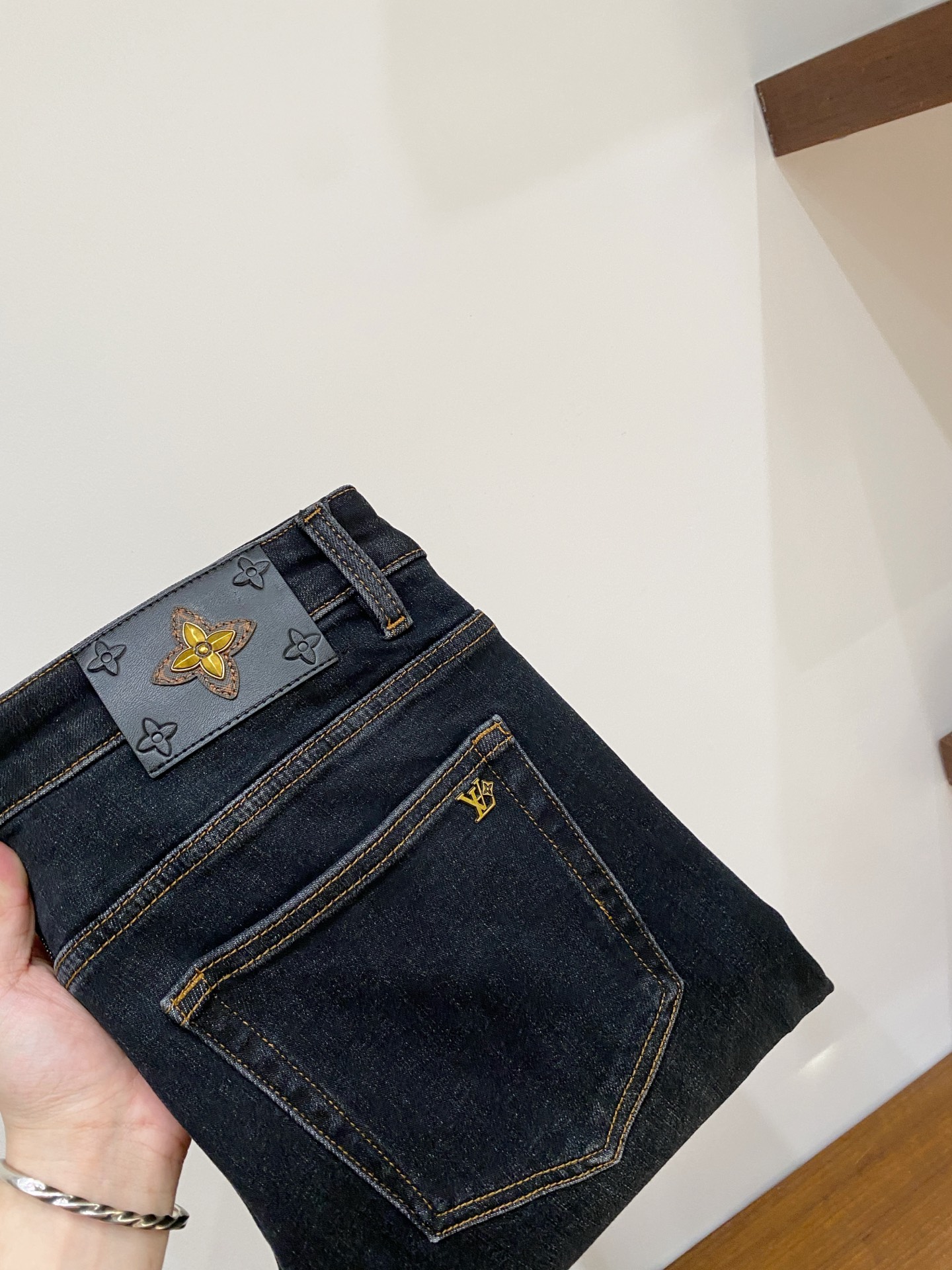 LV、 2025最新品，专柜同步有售，原单狠货，水洗休闲牛仔裤，进口原版水洗弹力面料，舒适有弹性，原版五