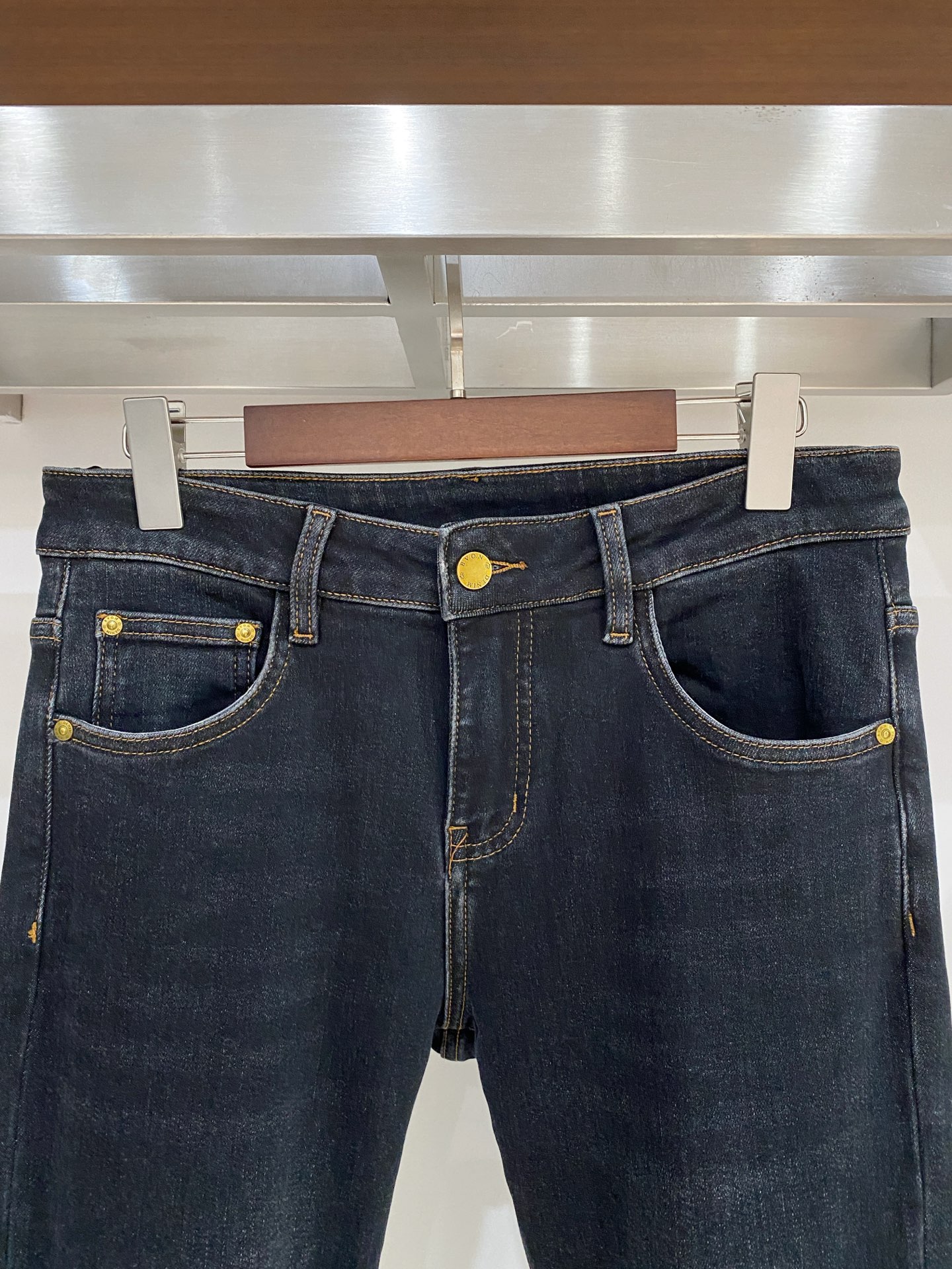 LV、 2025最新品，专柜同步有售，原单狠货，水洗休闲牛仔裤，进口原版水洗弹力面料，舒适有弹性，原版五