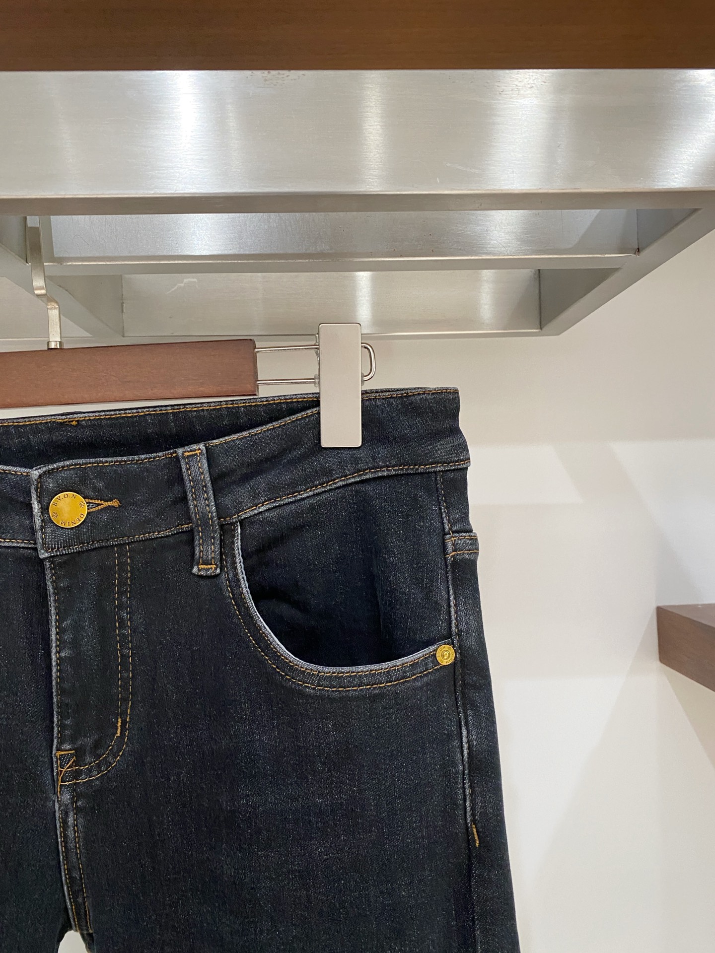 LV、 2025最新品，专柜同步有售，原单狠货，水洗休闲牛仔裤，进口原版水洗弹力面料，舒适有弹性，原版五