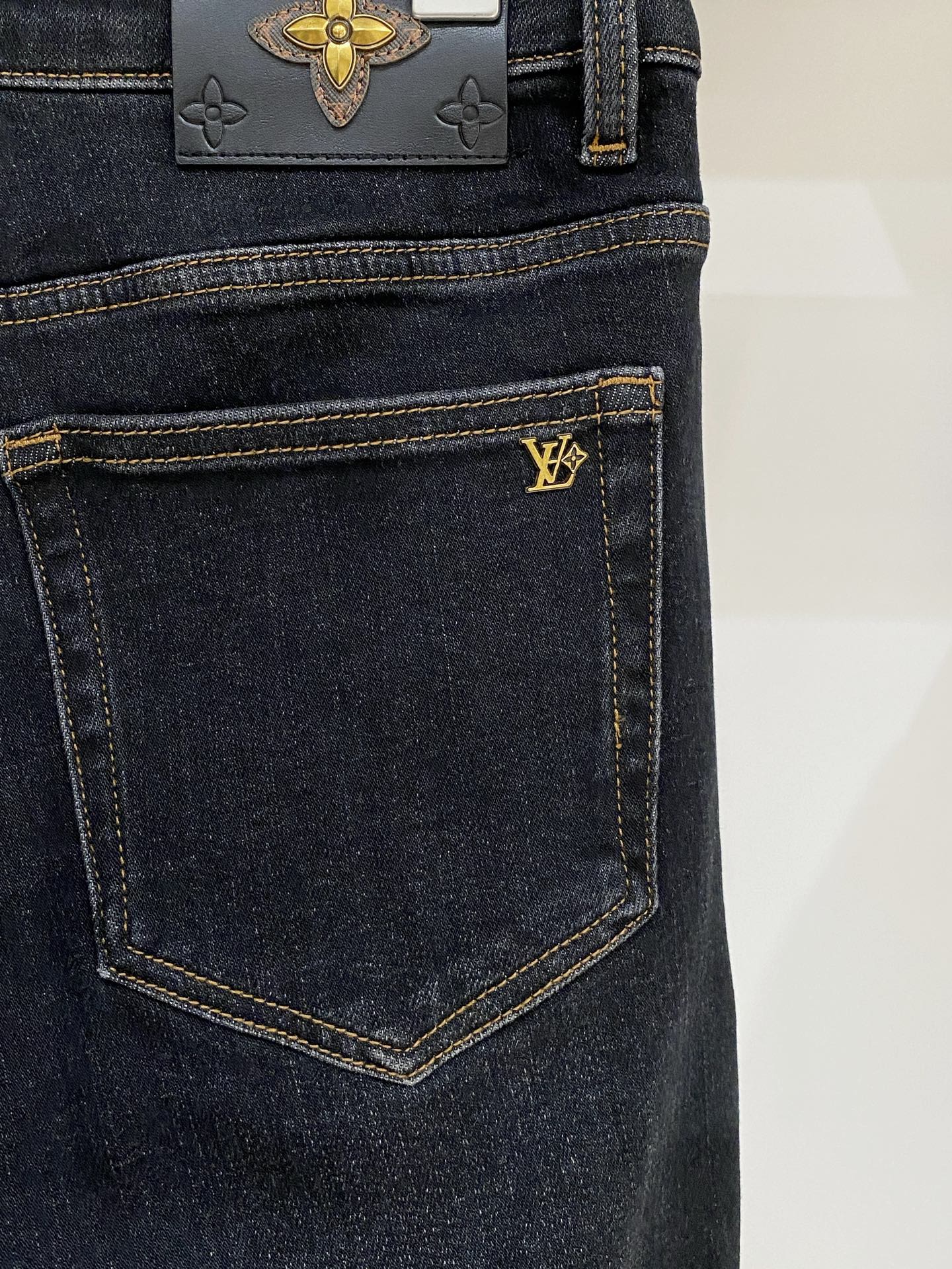 LV、 2025最新品，专柜同步有售，原单狠货，水洗休闲牛仔裤，进口原版水洗弹力面料，舒适有弹性，原版五