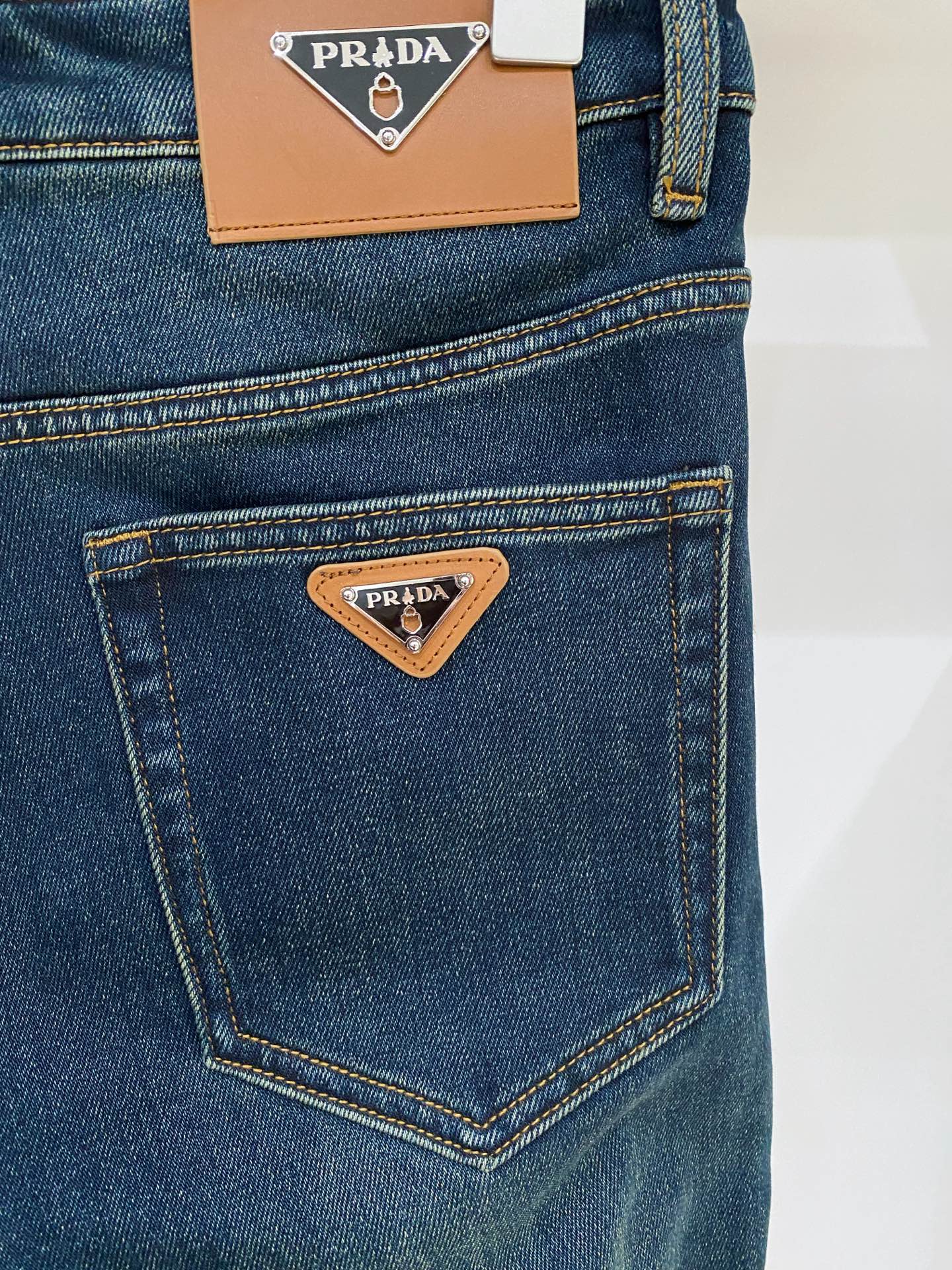 普拉达、 2025最新品，专柜同步有售，原单狠货，水洗休闲牛仔裤，进口原版水洗弹力面料，舒适有弹性，原版