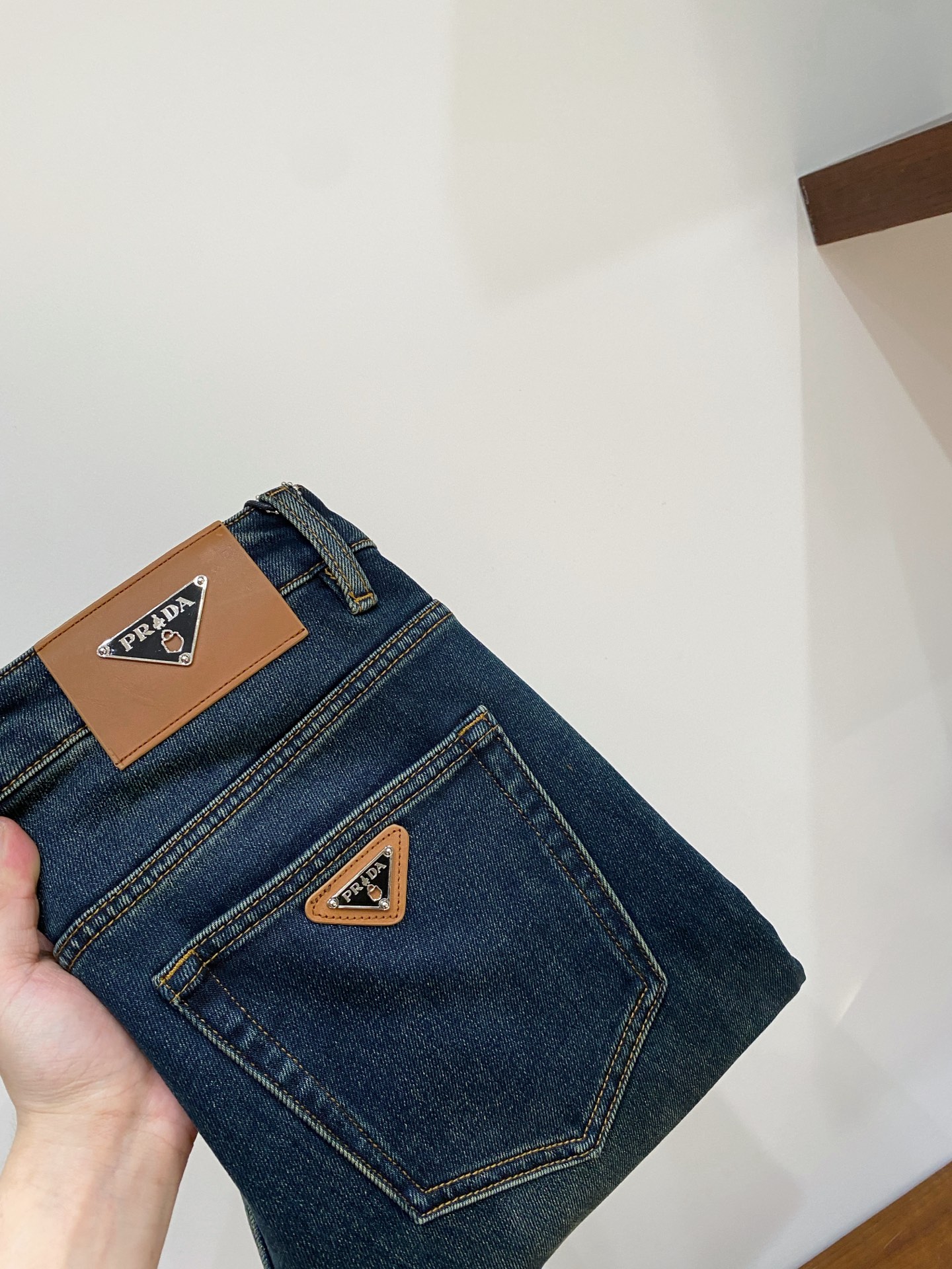 普拉达、 2025最新品，专柜同步有售，原单狠货，水洗休闲牛仔裤，进口原版水洗弹力面料，舒适有弹性，原版