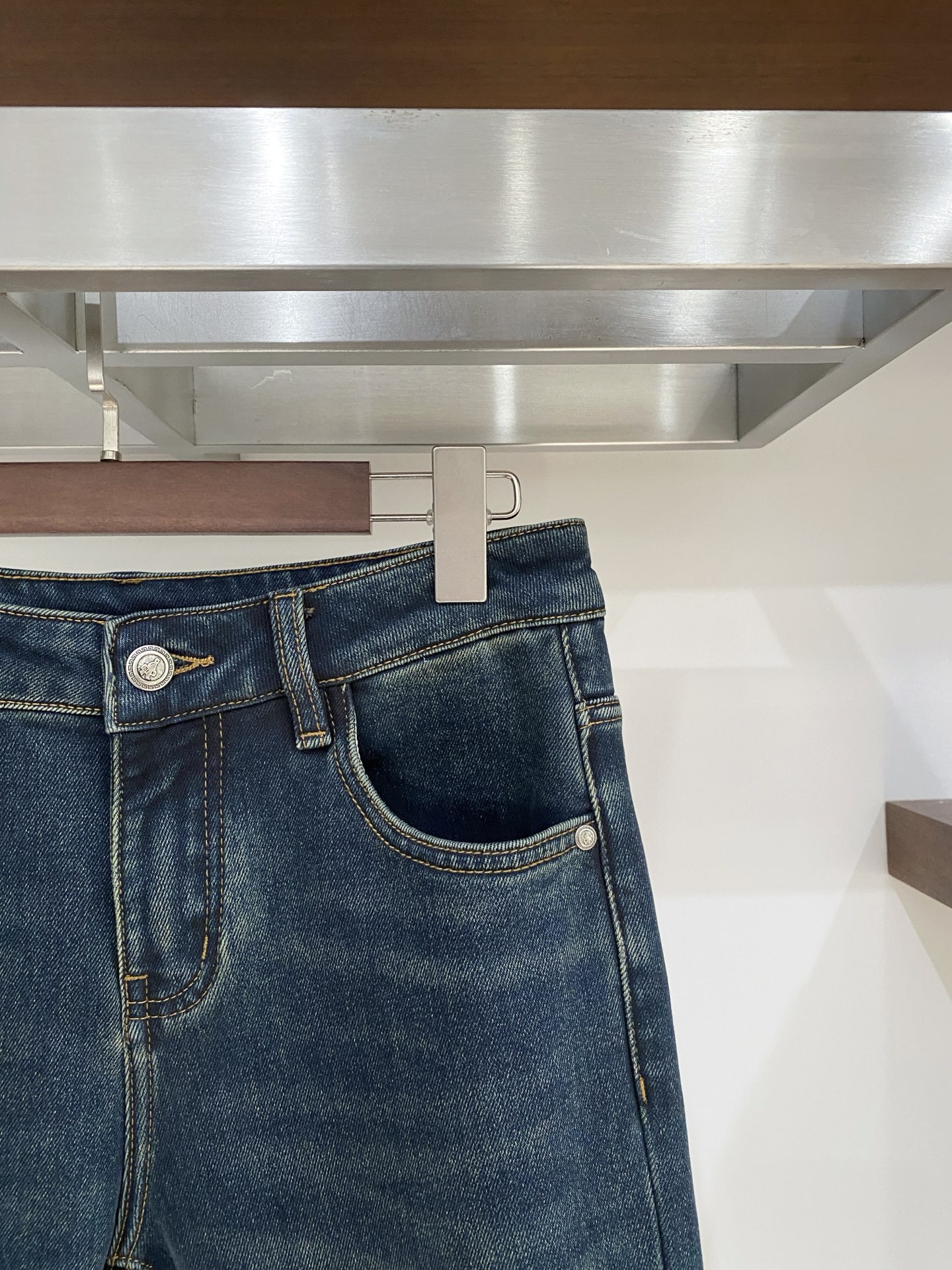 普拉达、 2025最新品，专柜同步有售，原单狠货，水洗休闲牛仔裤，进口原版水洗弹力面料，舒适有弹性，原版