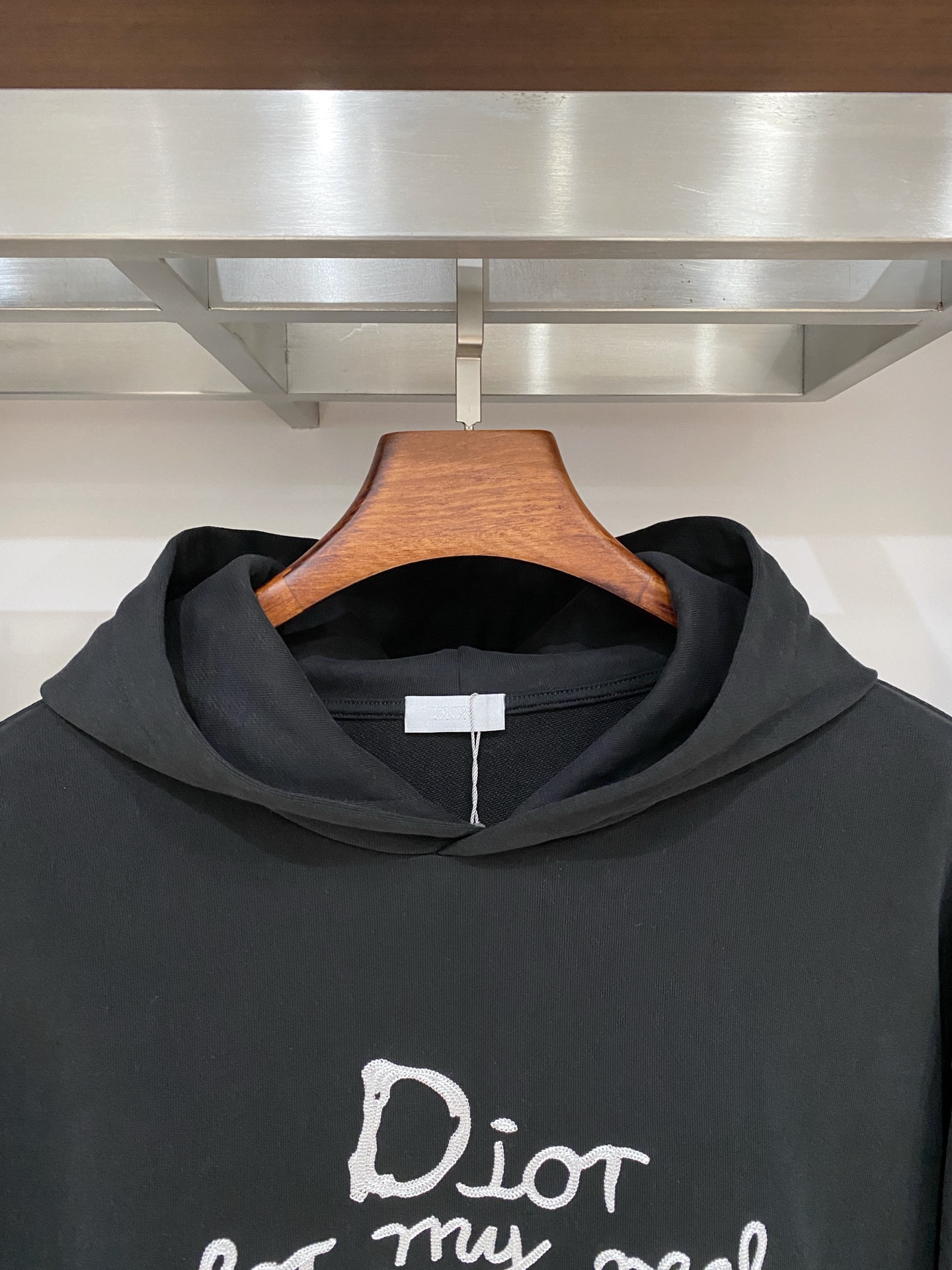 迪奥、2025新品卫衣，帅气时尚，胸前精致刺绣字母logo，简约百搭款。面料棉 不仅挺括，保持潮流的廓形